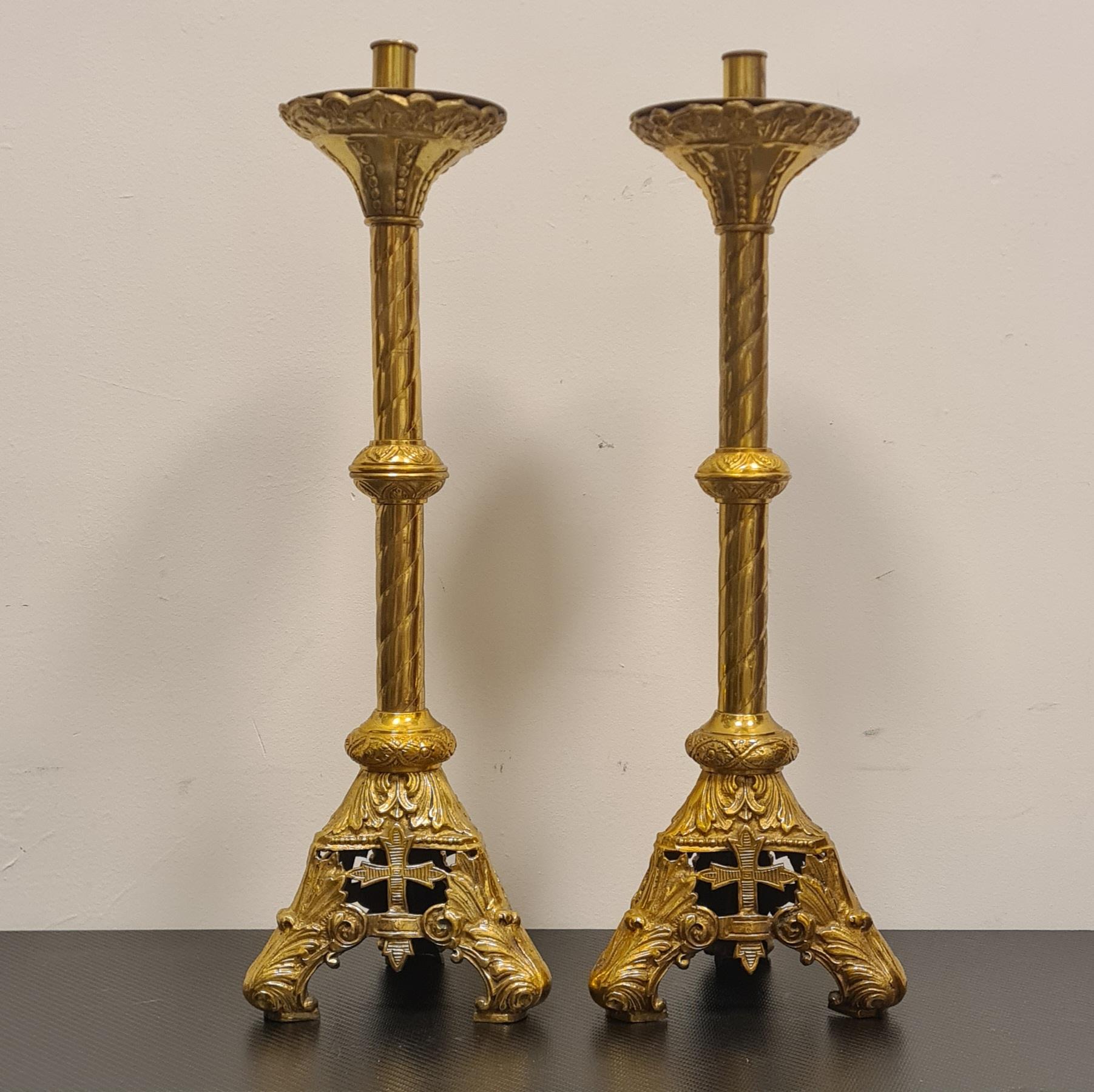 Pair of polished cast brass candlesticks.

Two beautiful candle holders with tripod base and cylindrical stem.

At the end is a cylinder that can accommodate candles with a maximum diameter of 2.5 cm, and there is a wax catcher.

Extremely