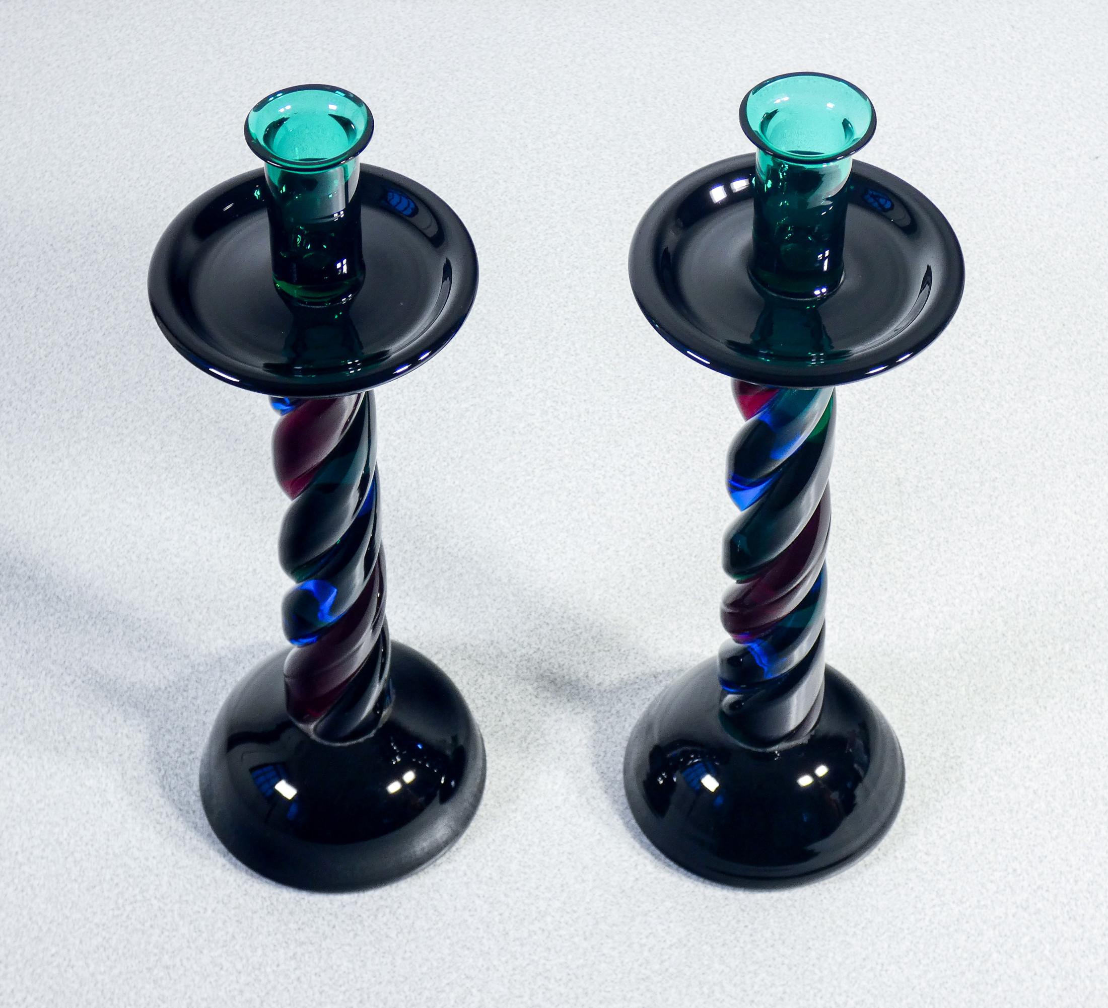 Paar Kerzenhalter aus geblasenem Muranoglas, polychrom. Italien, 50er Jahre (Geblasenes Glas) im Angebot
