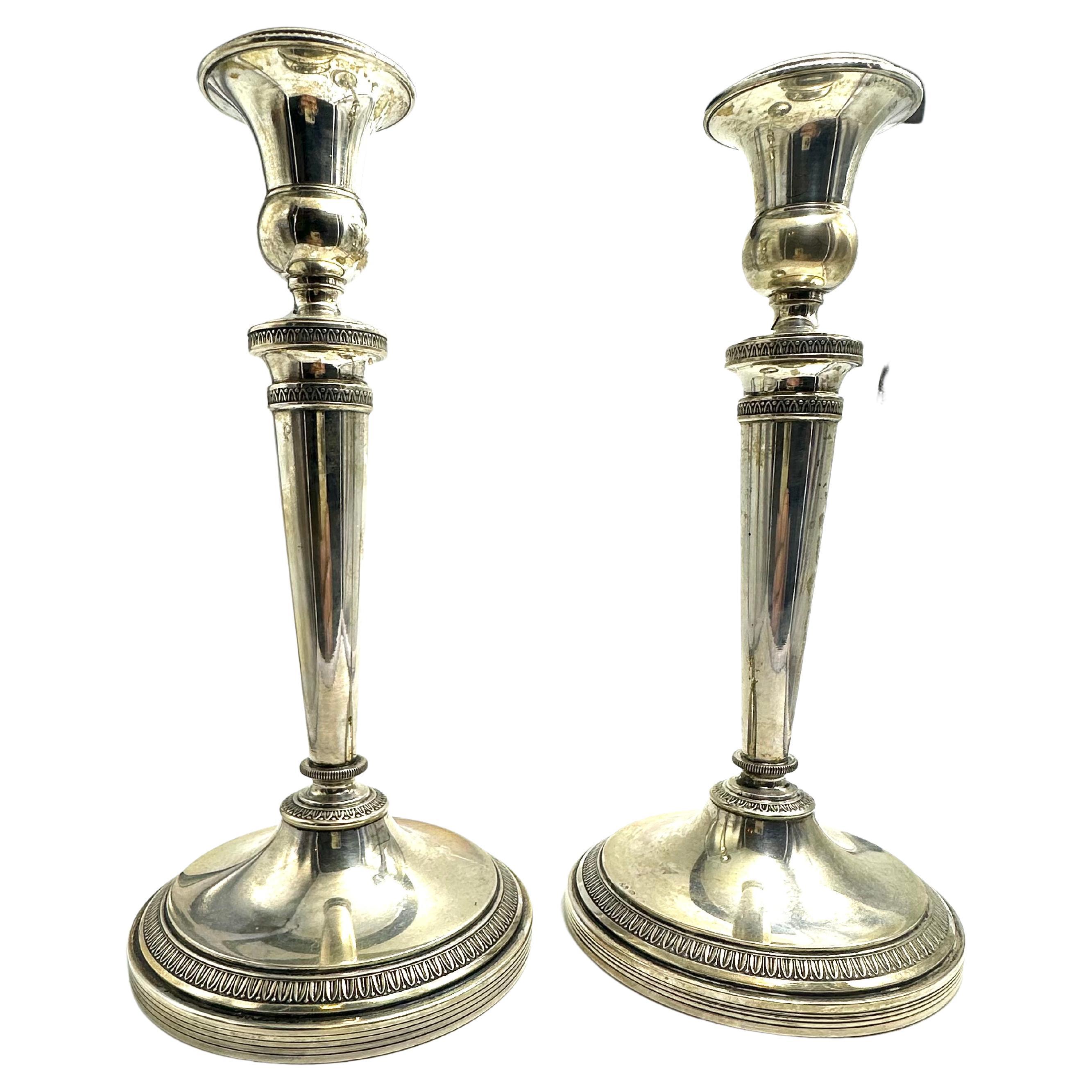 Elegant pair of 800-thousandth silver candlesticks.
Made by the historic firm PETRUZZI ANTONIO & BRANCA UGO of Brescia, Italy, in the 1940s.
Fine workmanship in the Empire style, they are in excellent condition.
Height 24 cm, base diameter 11 cm