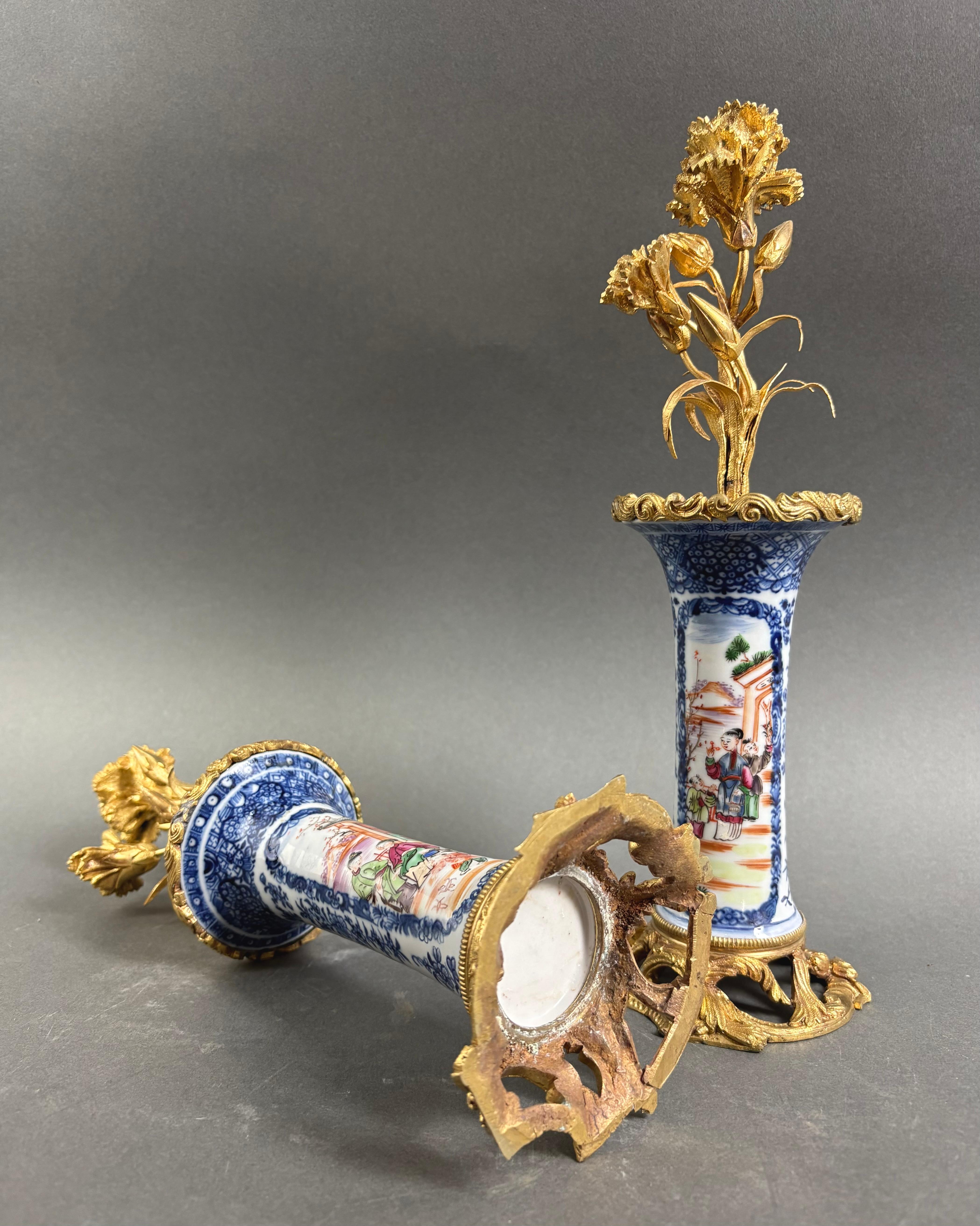 Paar Louis XV Bronze und Porzellan Chinoiserie Leuchter 18. Jahrhundert im Angebot 3