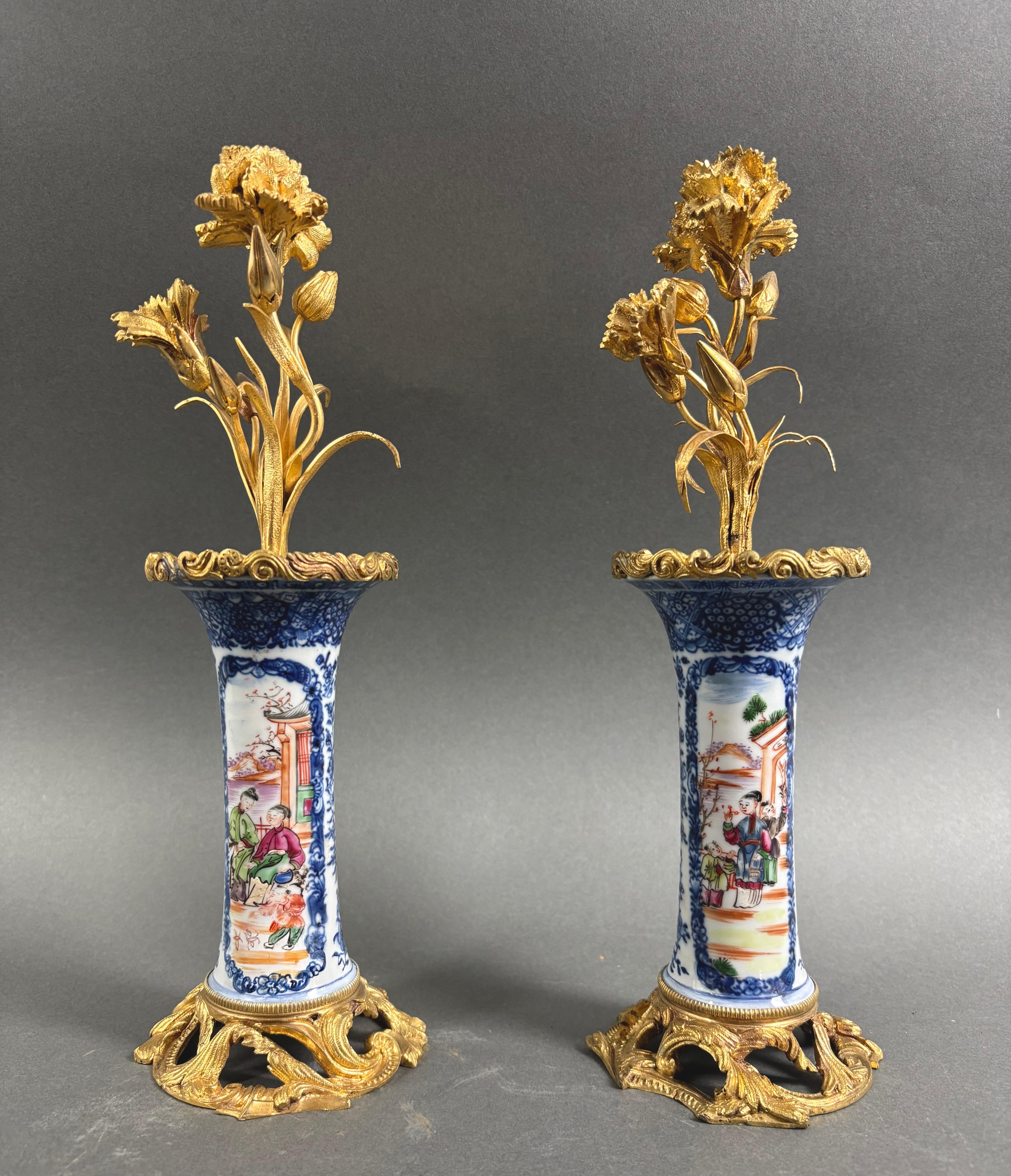 Paar Kerzenhalter aus vergoldeter Bronze und Porzellan mit Chinoiserie-Bemalung aus der Zeit Ludwigs XV, 18. Die beiden entzückenden Kerzenständer bestehen aus authentischen chinesischen Vasen aus dem 18. Jahrhundert, die auf einem Sockel aus