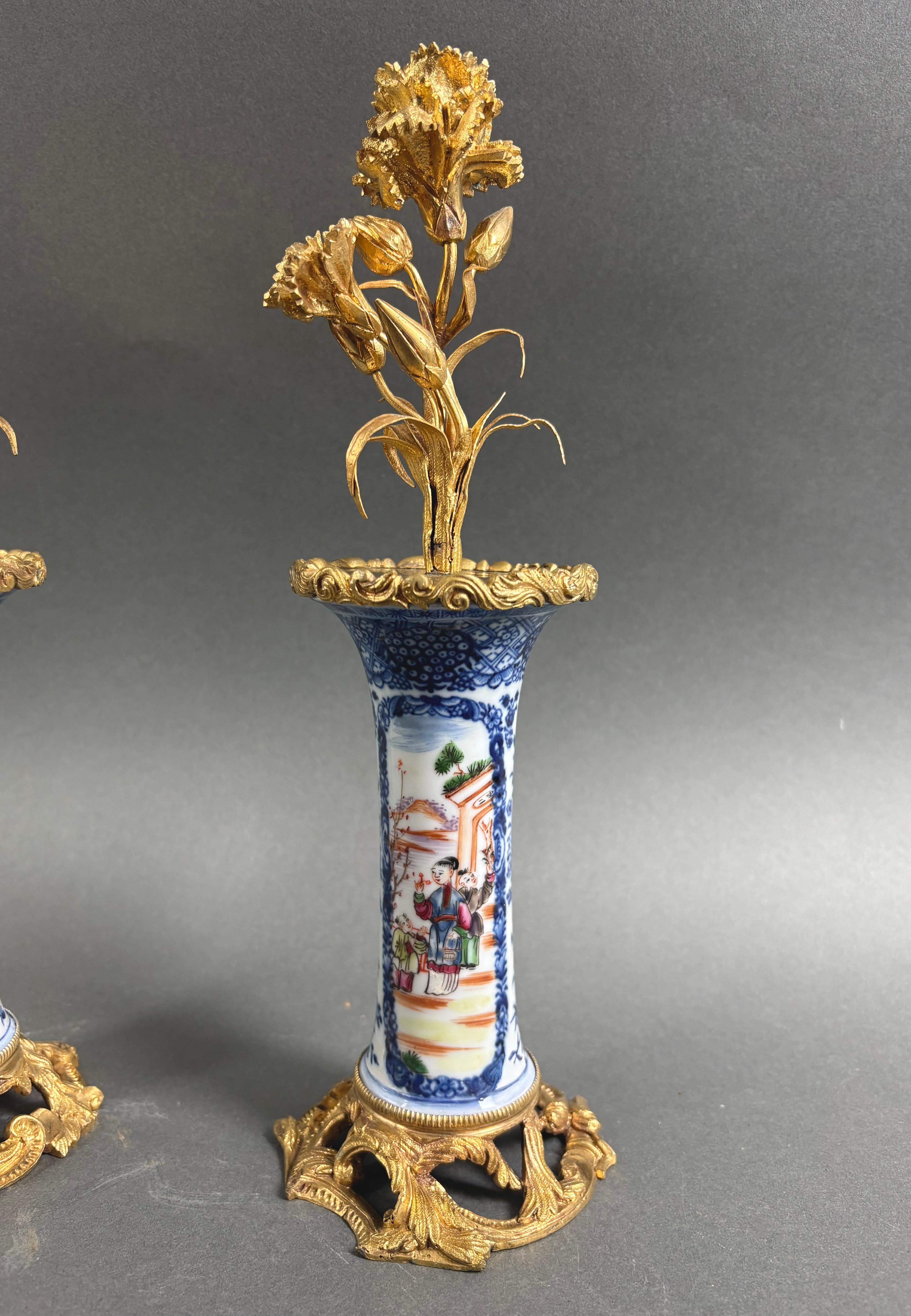 Paar Louis XV Bronze und Porzellan Chinoiserie Leuchter 18. Jahrhundert (Louis XV.) im Angebot