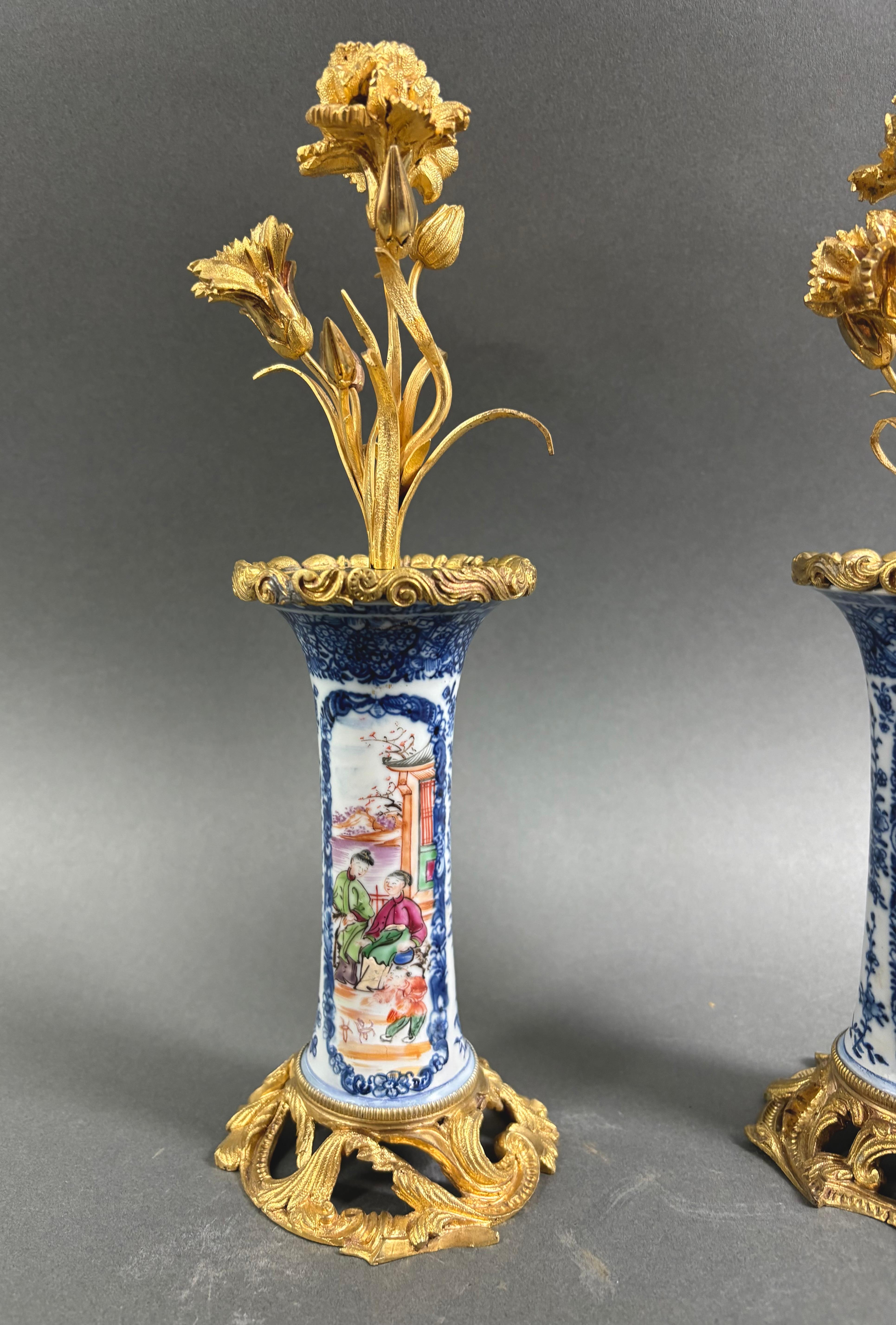 Paar Louis XV Bronze und Porzellan Chinoiserie Leuchter 18. Jahrhundert (French) im Angebot