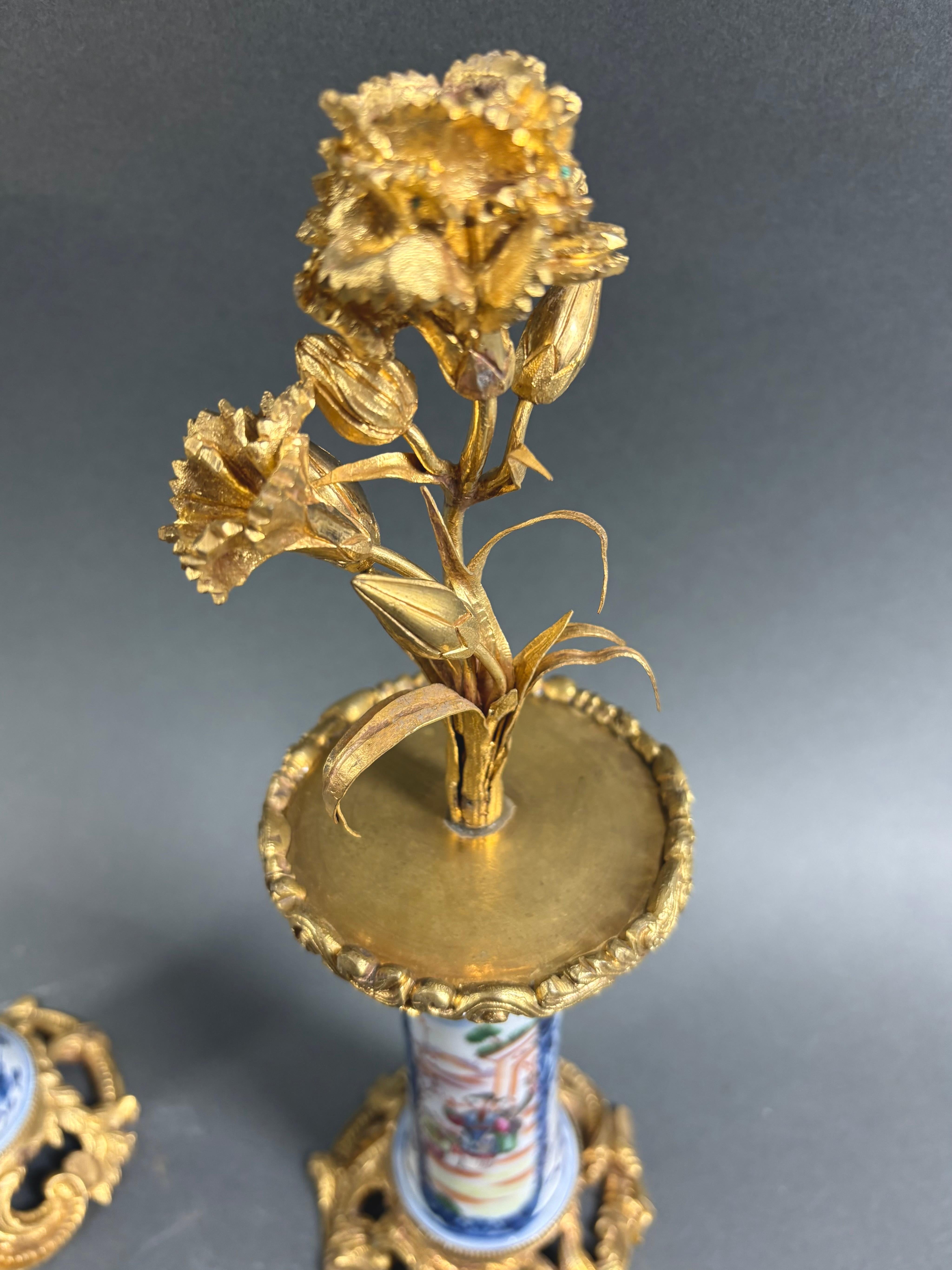 Paar Louis XV Bronze und Porzellan Chinoiserie Leuchter 18. Jahrhundert (Vergoldet) im Angebot