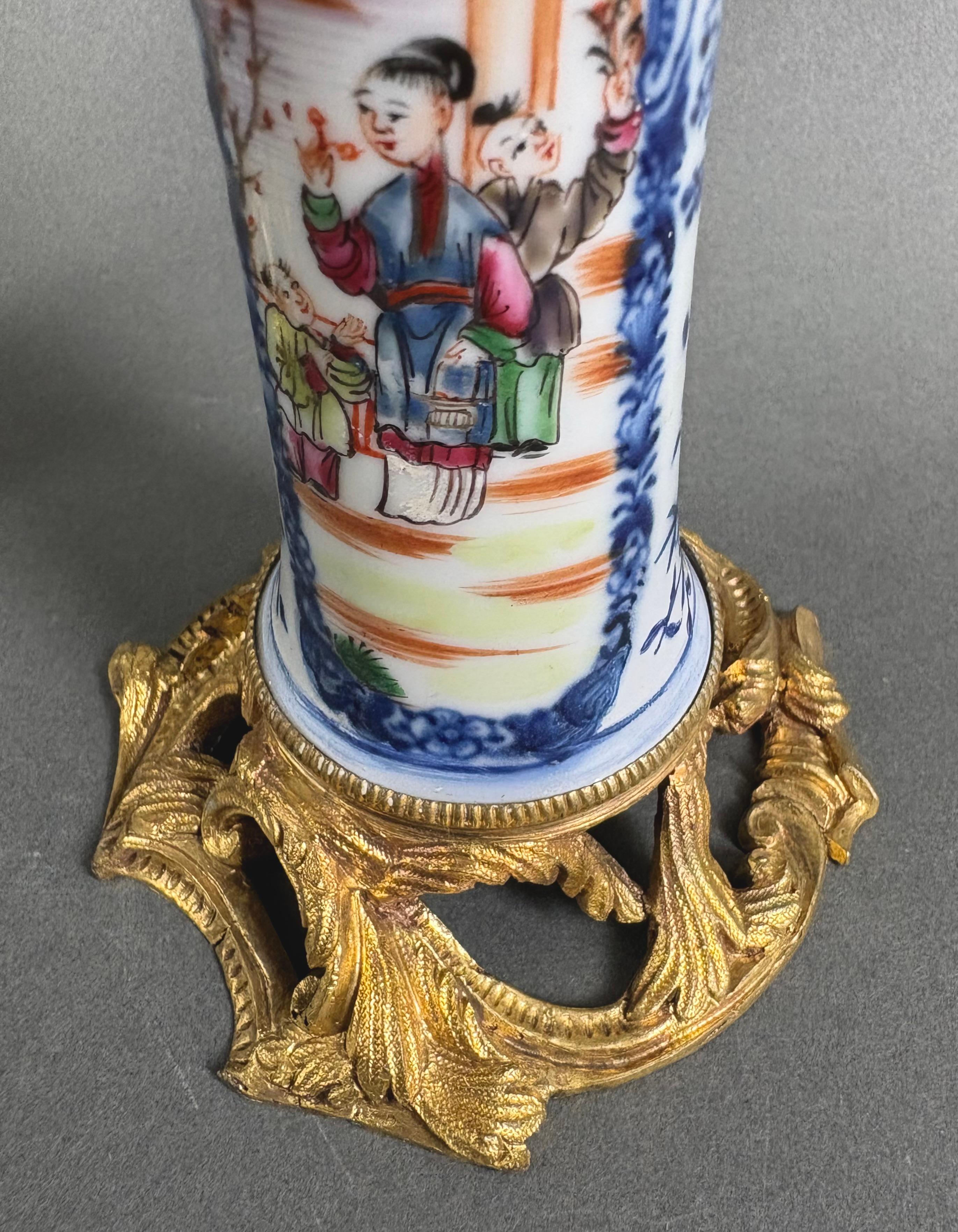 Paar Louis XV Bronze und Porzellan Chinoiserie Leuchter 18. Jahrhundert (18th Century and Earlier) im Angebot