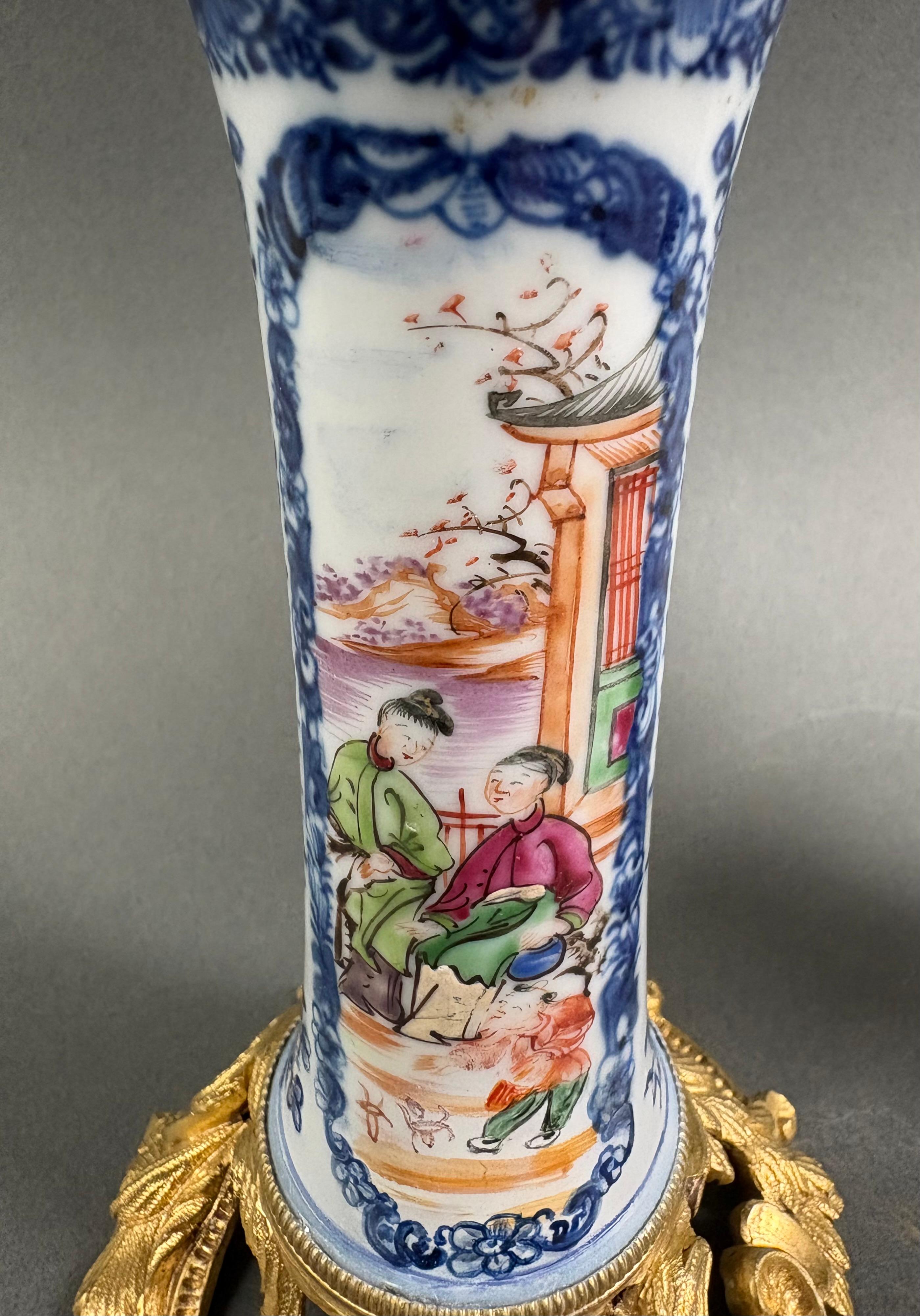 Paar Louis XV Bronze und Porzellan Chinoiserie Leuchter 18. Jahrhundert im Angebot 1