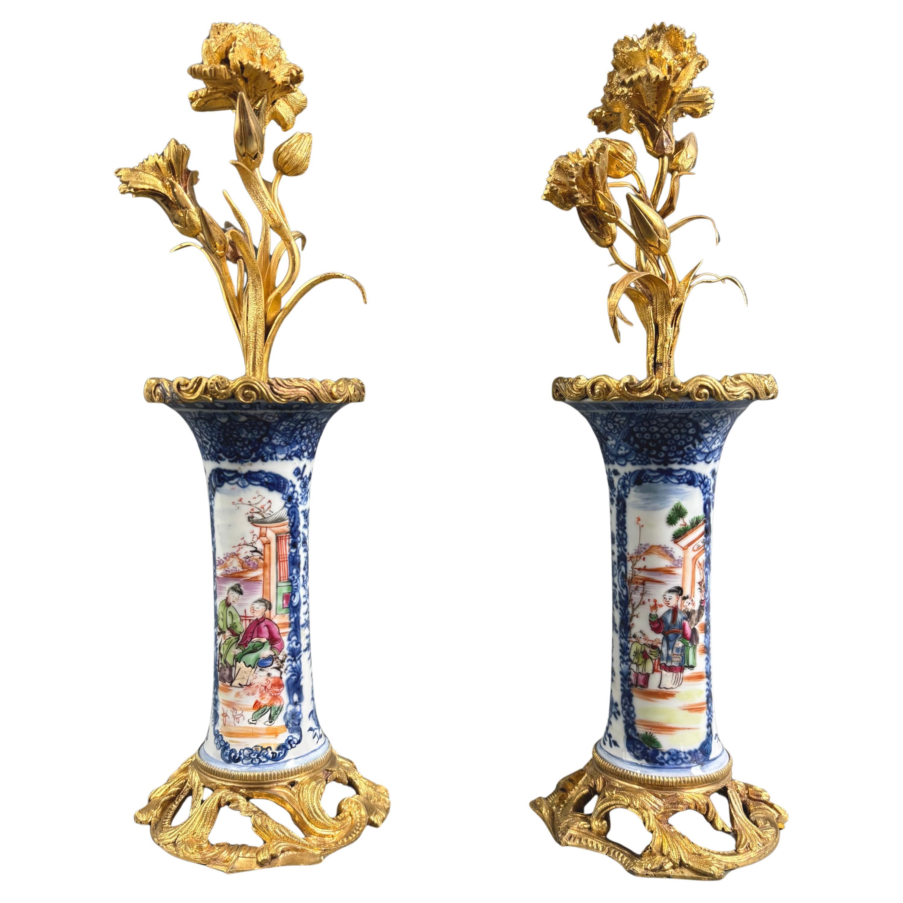 Paar Louis XV Bronze und Porzellan Chinoiserie Leuchter 18. Jahrhundert im Angebot