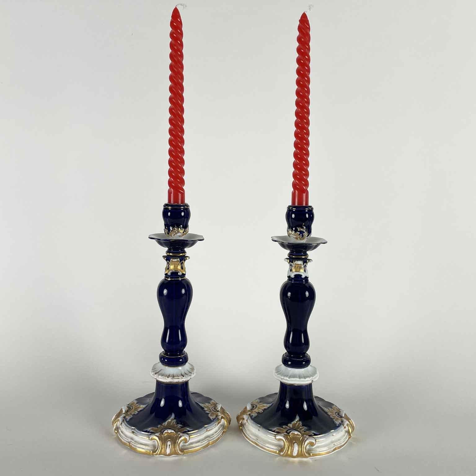 Coppia di Candelieri Meissen Blu e Oro in porcellana risalenti alla prima metà del 1800.  I candelabri sono di forma circolare in un ricco blu cobalto e bianco, con un’elegante decorazione a volute dorate e foglie d’acanto. I portacandele sono in