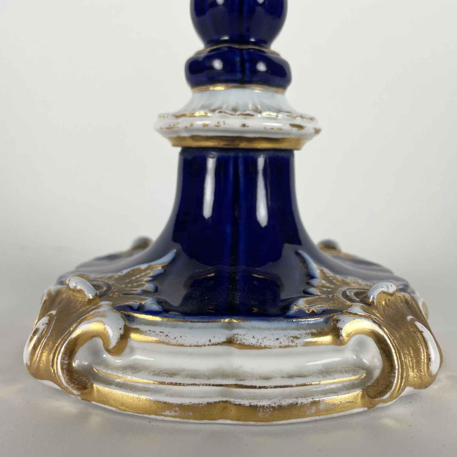 Dorato Coppia di Candelieri Meissen Blu Cobalto Bianco e Oro Prima Metà XIX Secolo in vendita