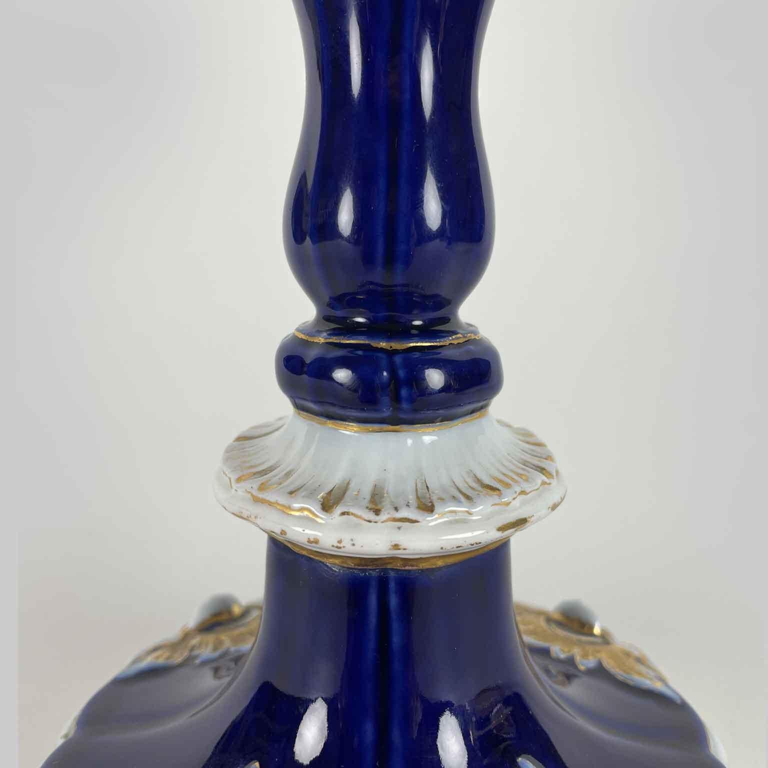 Coppia di Candelieri Meissen Blu Cobalto Bianco e Oro Prima Metà XIX Secolo In condizioni buone in vendita a Milano, MI