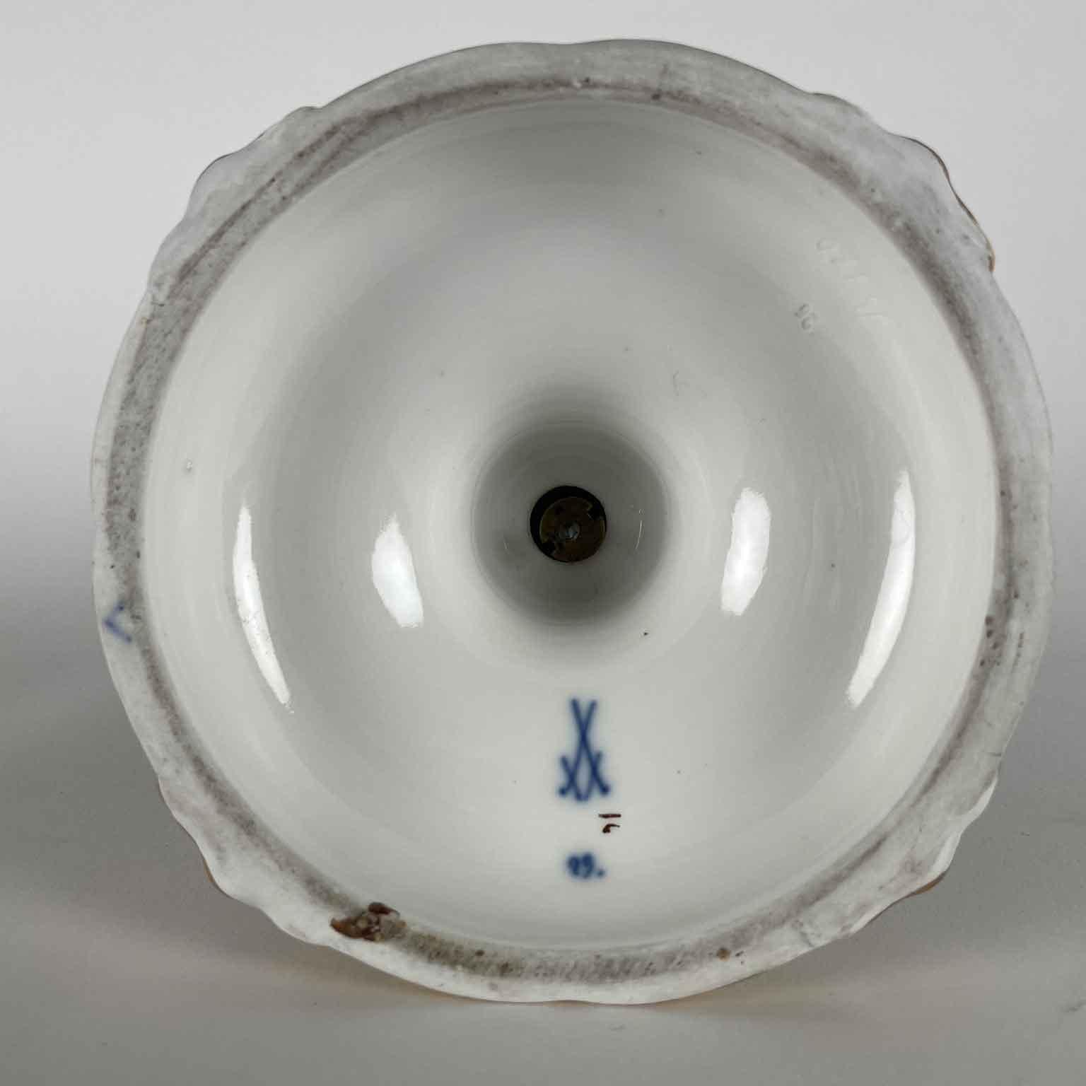 Porcellana Coppia di Candelieri Meissen Blu Cobalto Bianco e Oro Prima Metà XIX Secolo in vendita
