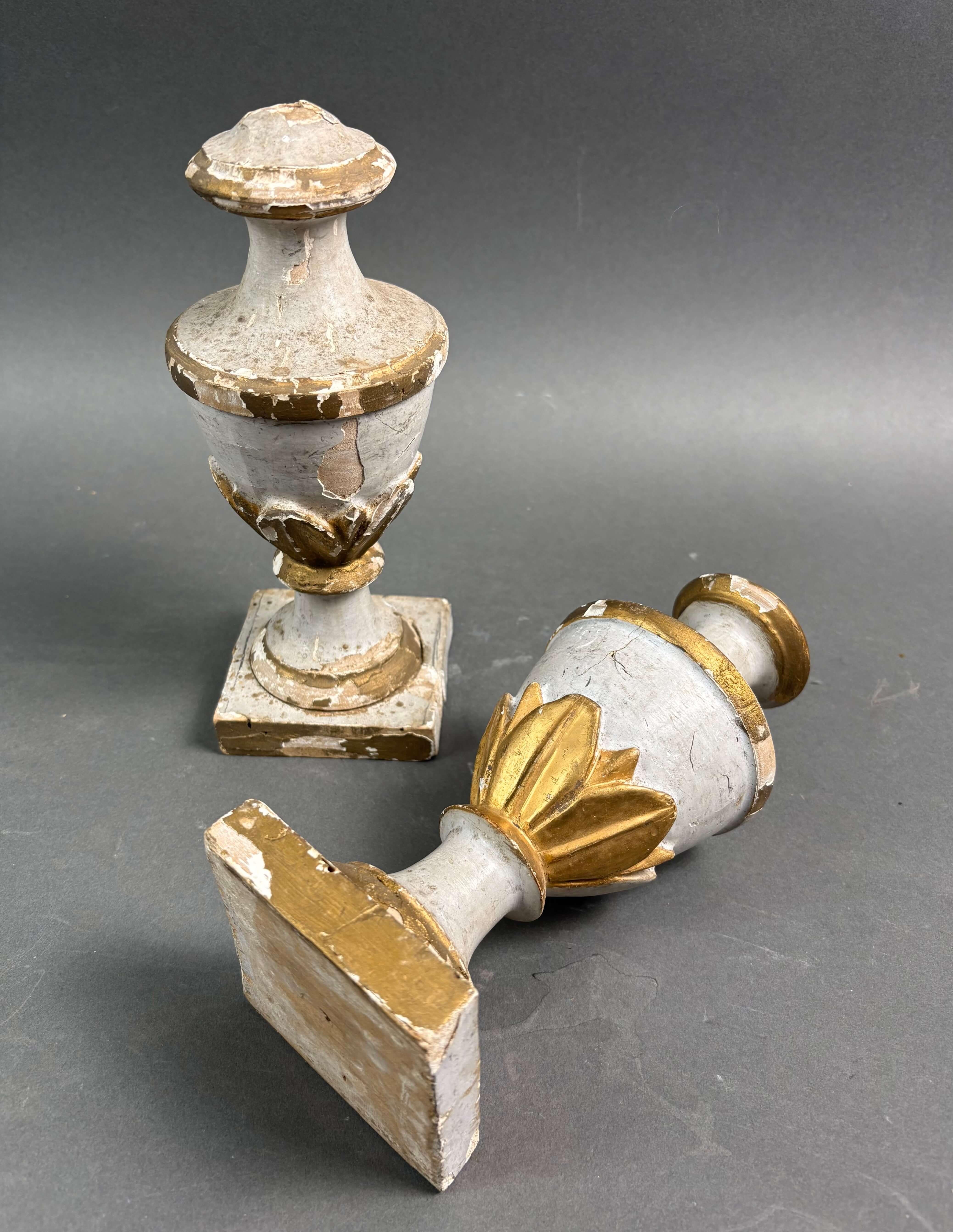 Coppia di porta ceri o vasi da altare in legno laccato e dorato a foglia, Italia, seconda metà del XVIII secolo. Possono essere usati per contenere piccoli rametti di corallo. Buono stato di conservazione, piccole mancanze e segni del tempo. 