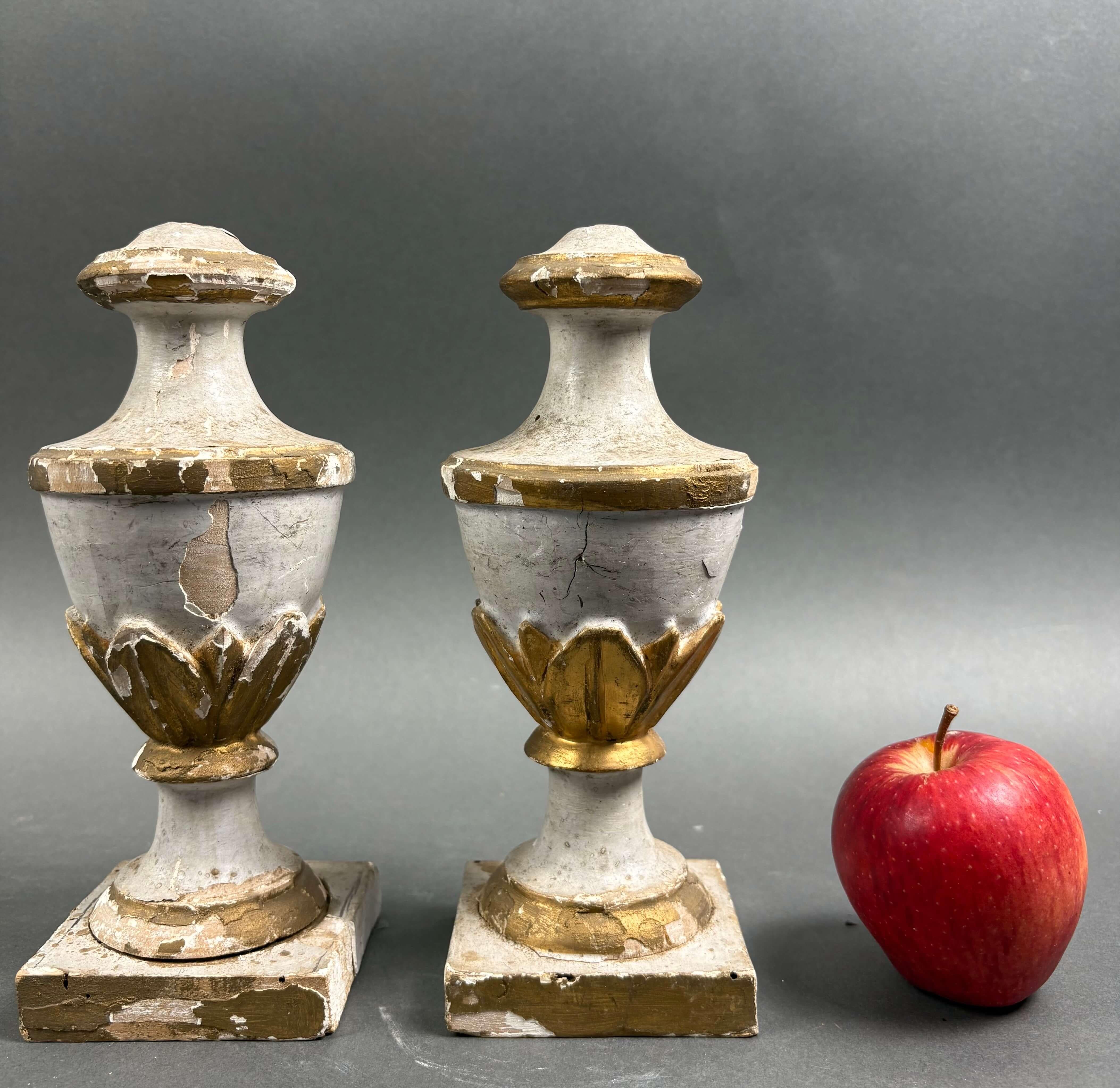 Coppia di Candelieri o Vasi in Legno Dorato e Laccato Italia XVIII secolo In condizioni discrete in vendita a Pistoia, IT