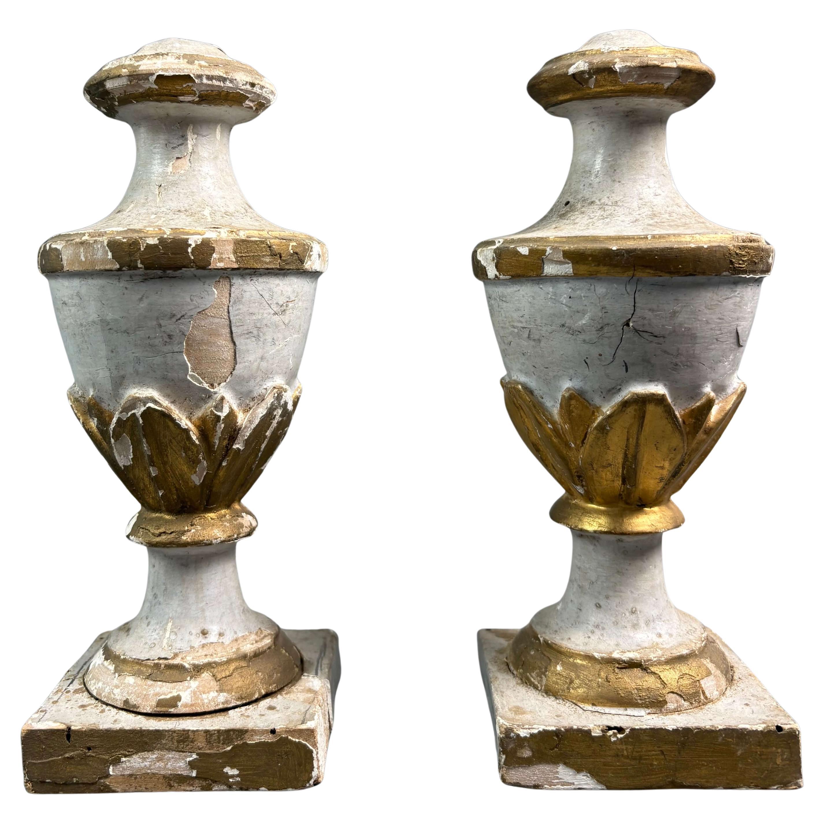 Coppia di Candelieri o Vasi in Legno Dorato e Laccato Italia XVIII secolo in vendita