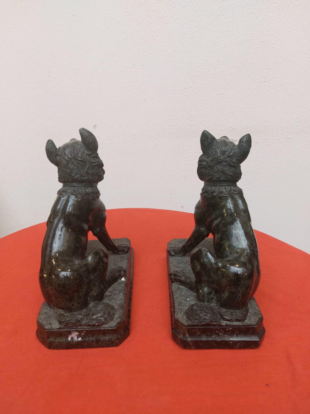 Romano classico Coppia di cani molossi in marmo verde Alpi in vendita