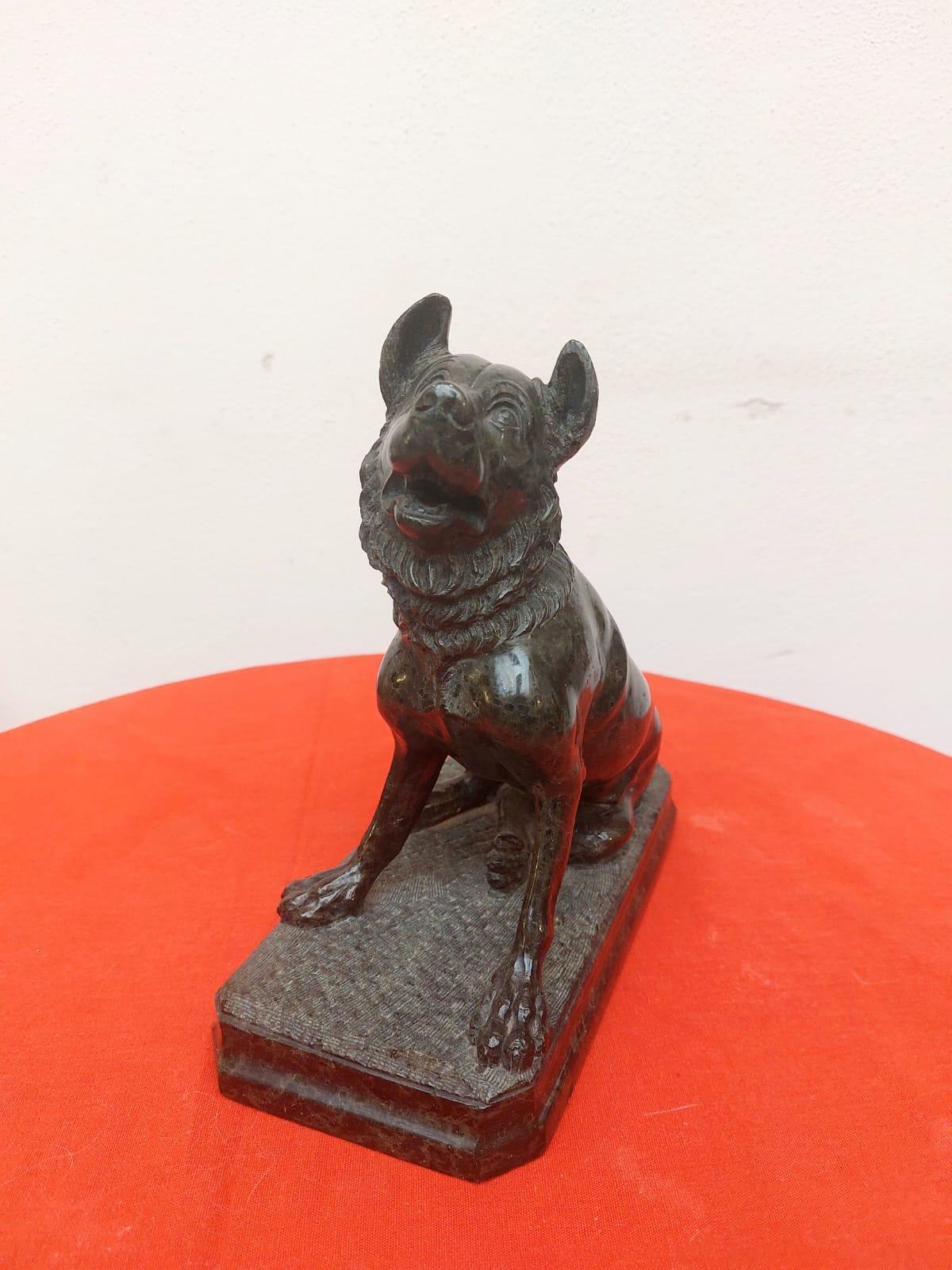Italian Coppia di cani molossi in marmo verde Alpi in vendita