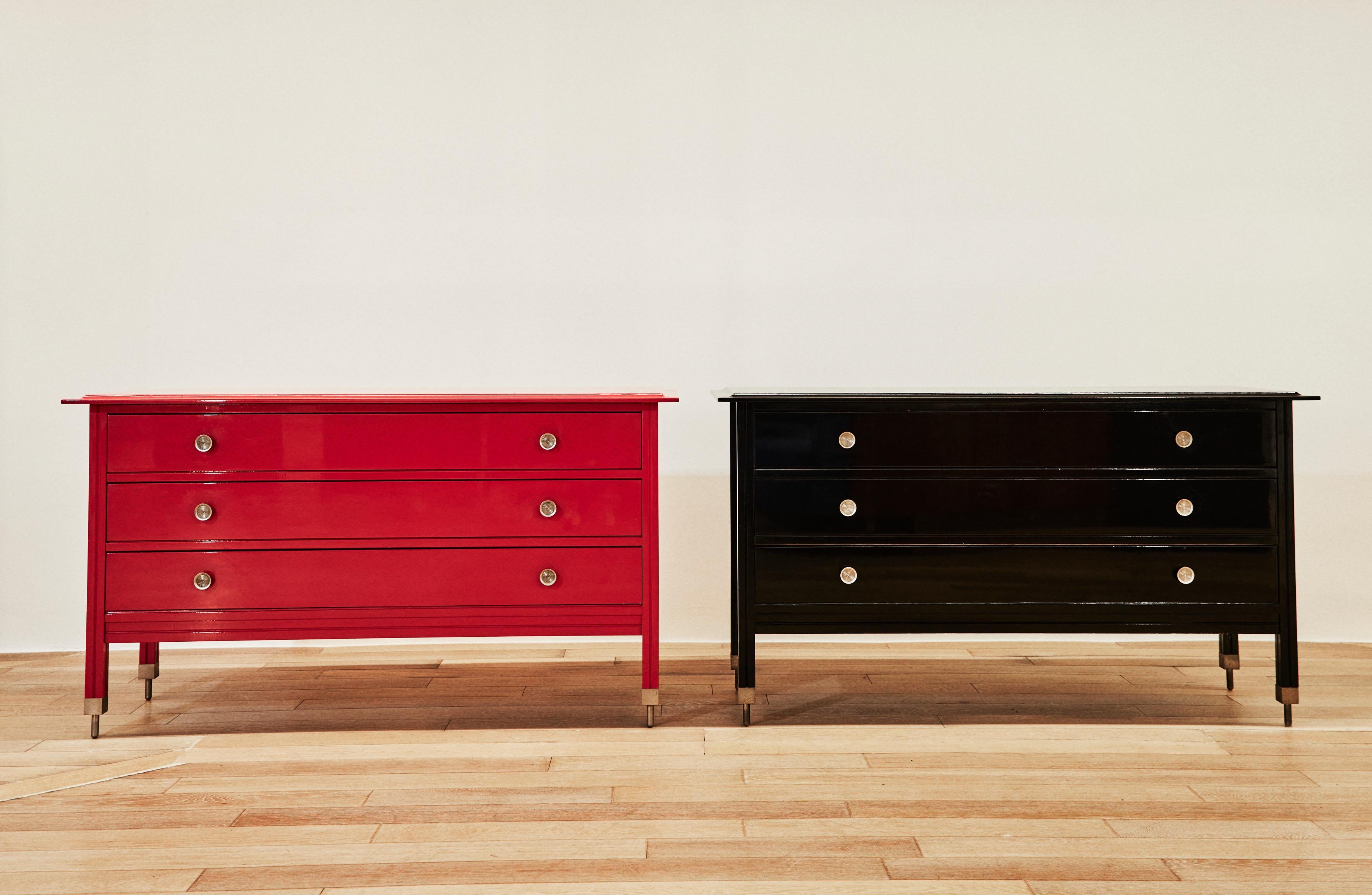 Pair of lacquered wood chests of drawers model D154-L designed in 1967 by Carlo De Carli and produced by Sormani. Black cabinet lacquer in good condition, with micro surface scratches due to wear and tear. Red lacquered dresser in better condition