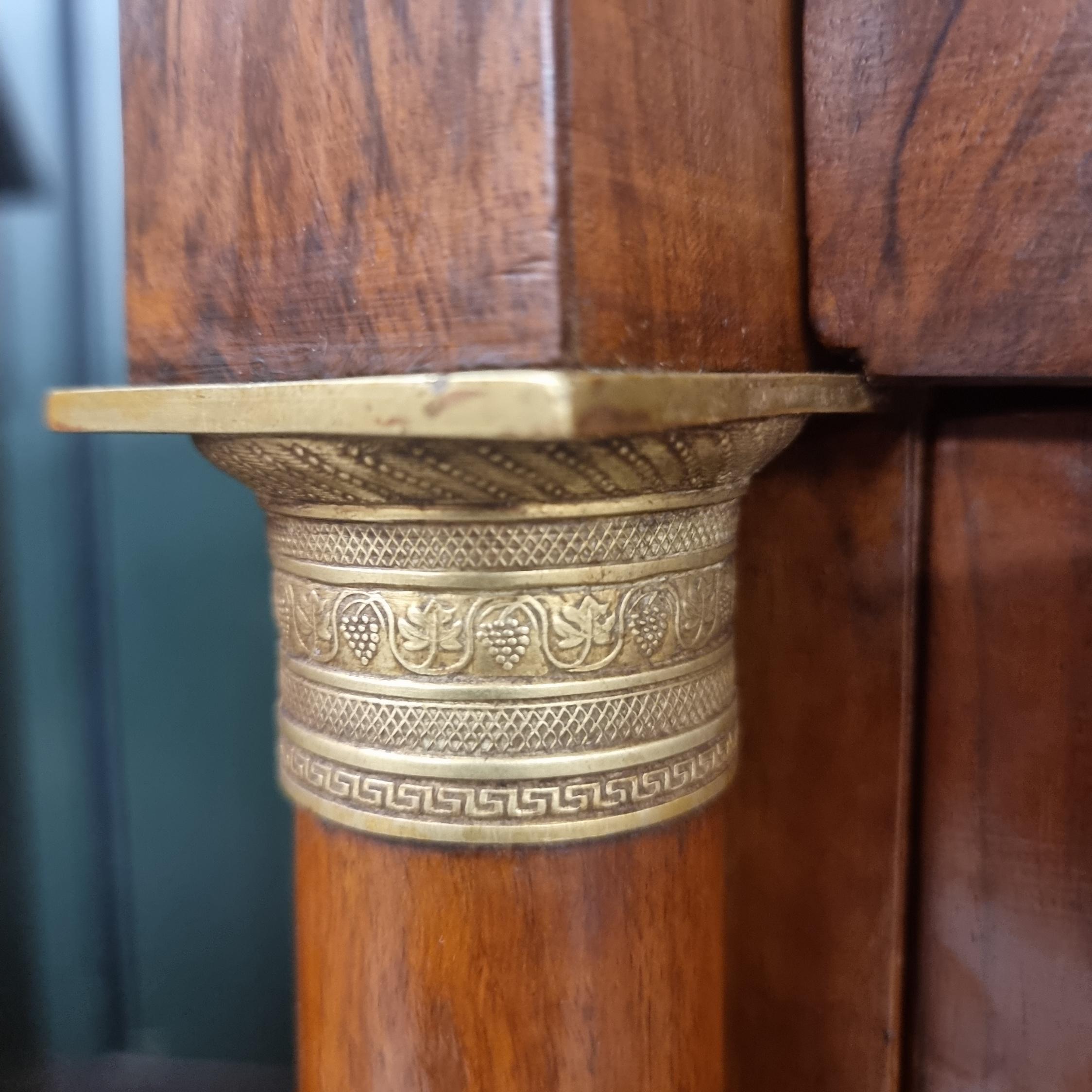 Coppia di cassettoni 1810 Impero in noce e radica alta classe in vendita 4