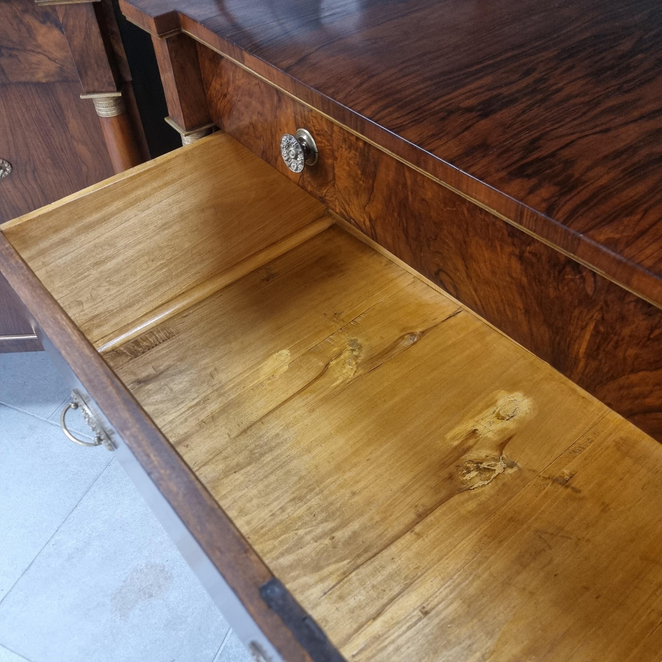 Coppia di cassettoni 1810 Impero in noce e radica alta classe in vendita 1