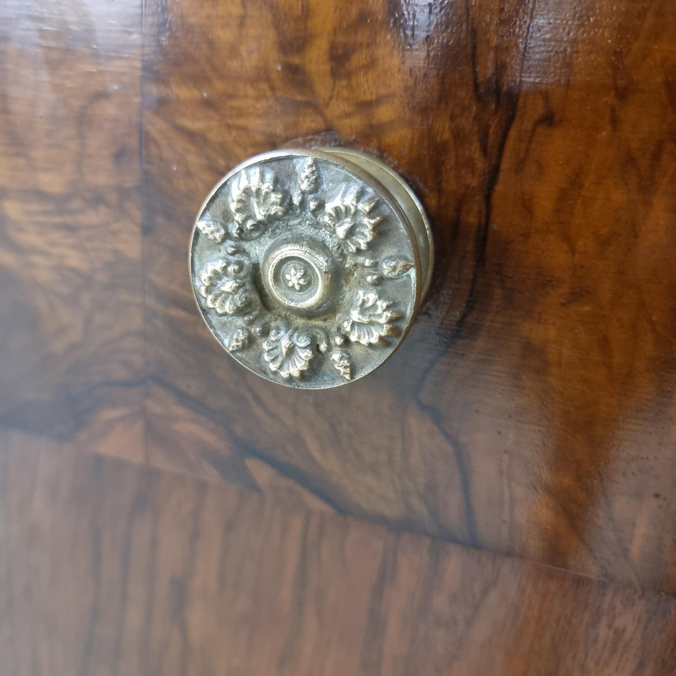 Coppia di cassettoni 1810 Impero in noce e radica alta classe in vendita 2