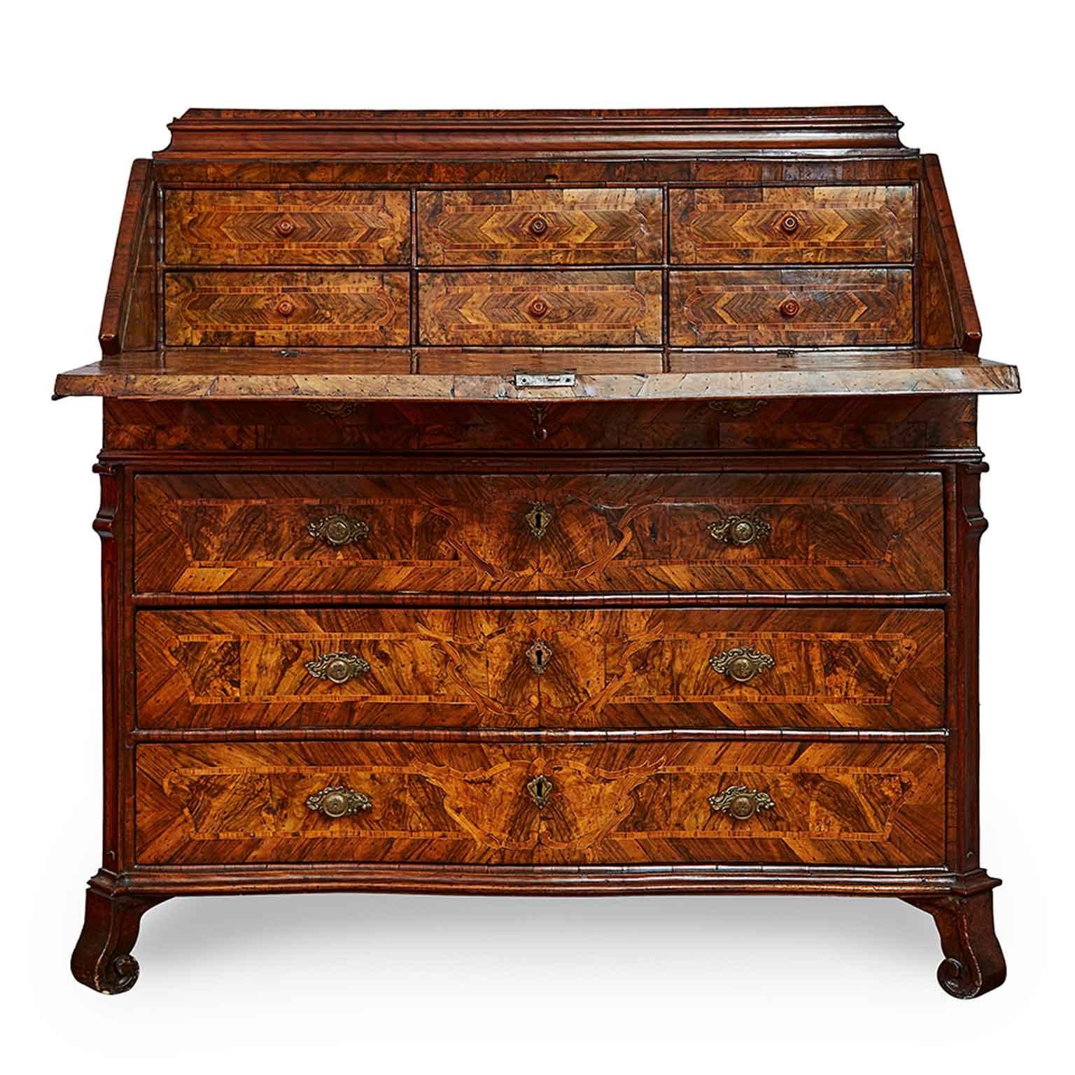 Mid-18th Century Coppia di Cassettoni a Ribalta Italiani XVIII Secolo in Noce e Radica di Noce in vendita