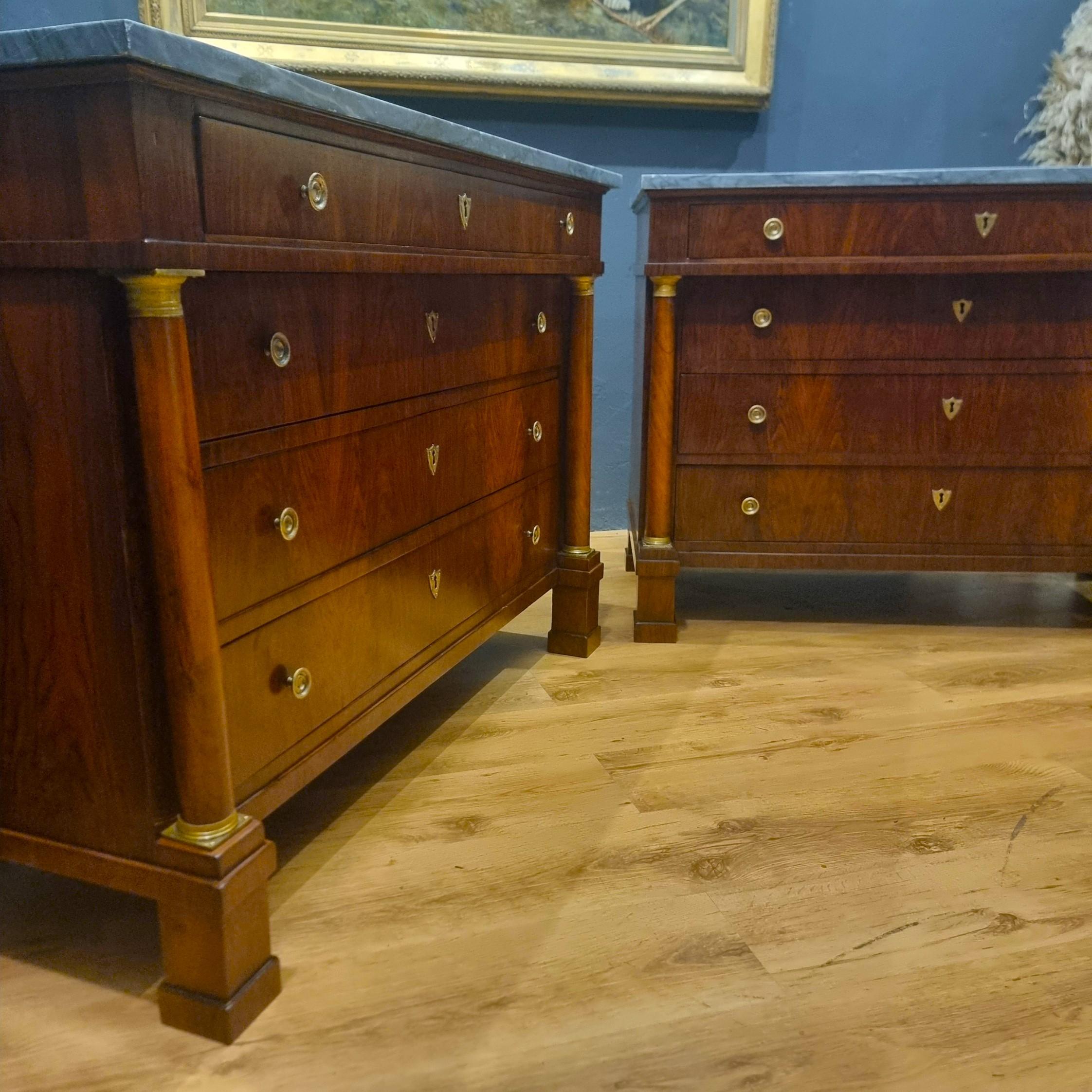 Pareja de cómodas Imperio 1810 de nogal con tapa de mármol en venta 4