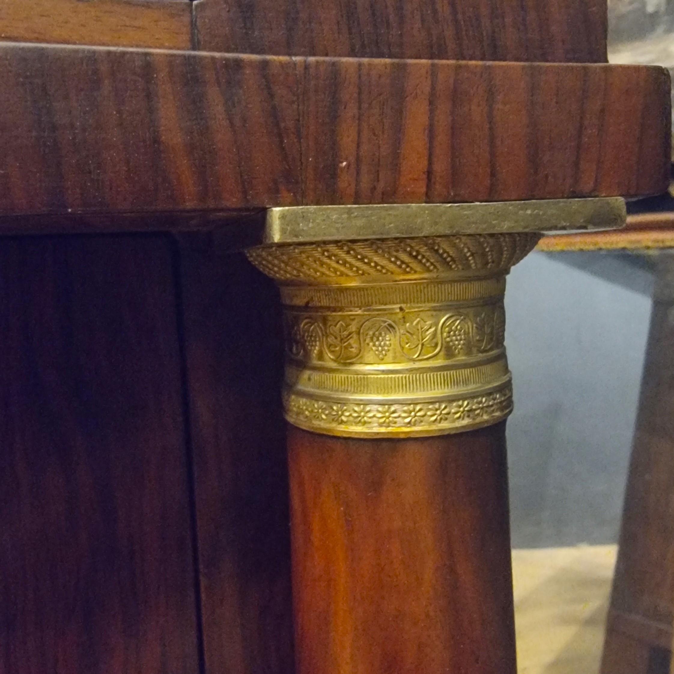Pareja de cómodas Imperio 1810 de nogal con tapa de mármol en venta 5
