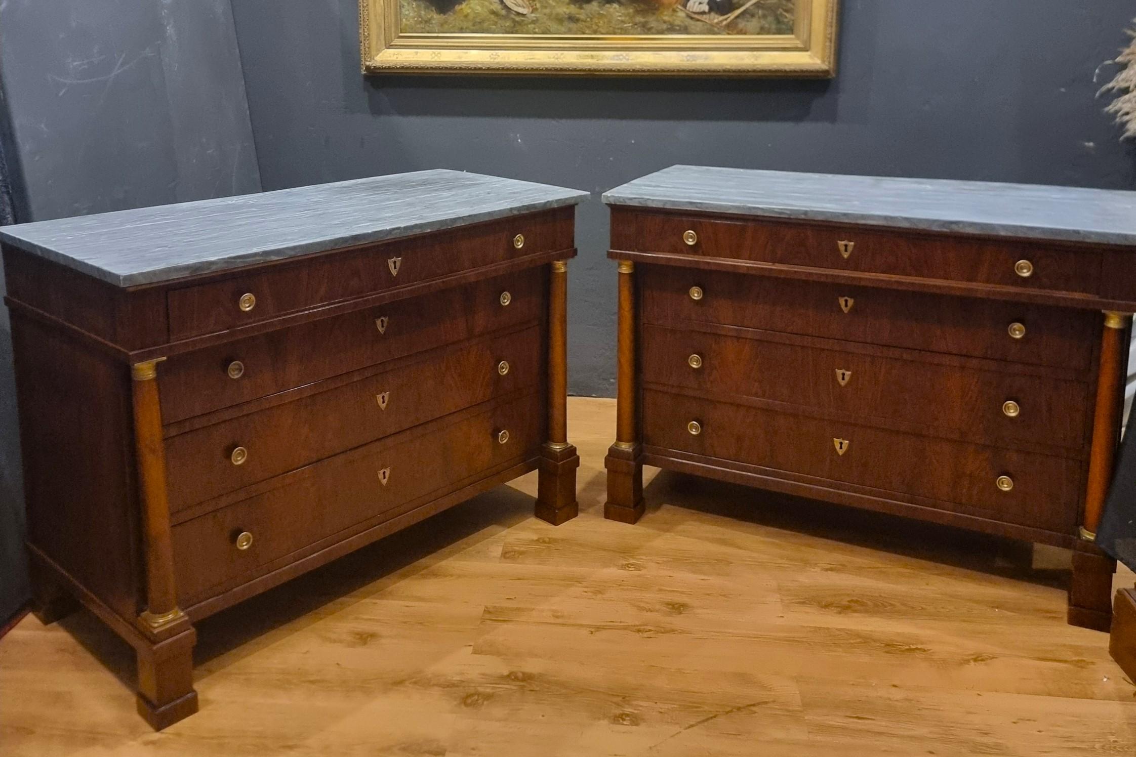 Pareja de cómodas Imperio 1810 de nogal con tapa de mármol en venta 6