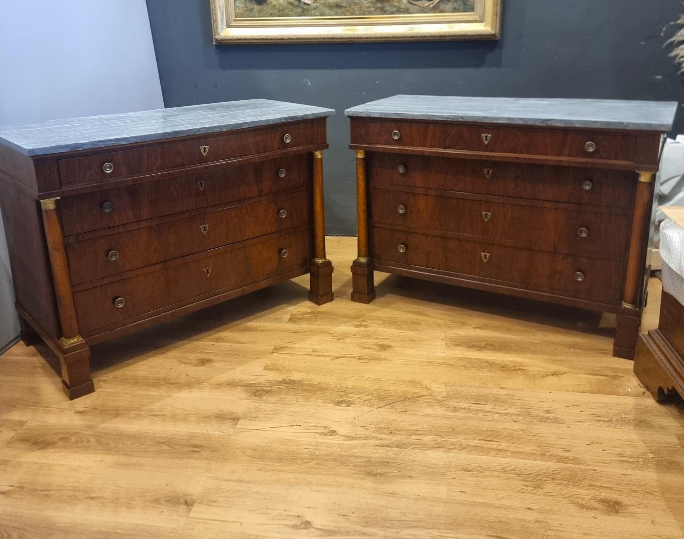 Pareja de cómodas Imperio 1810 de nogal con tapa de mármol Italian en venta