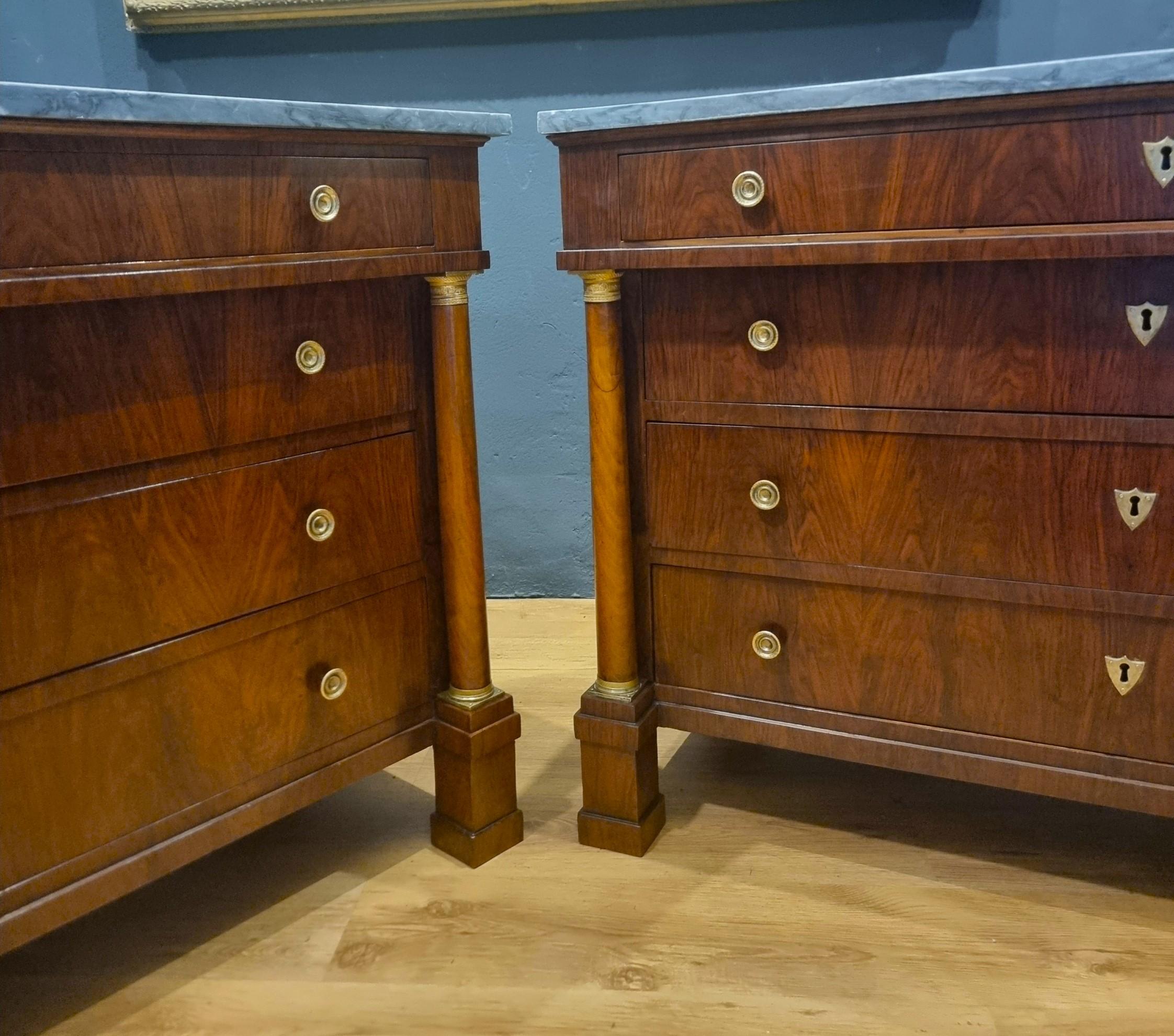 Pareja de cómodas Imperio 1810 de nogal con tapa de mármol en Excelente estado para la venta en Villa Verucchio, Emilia-Romagna