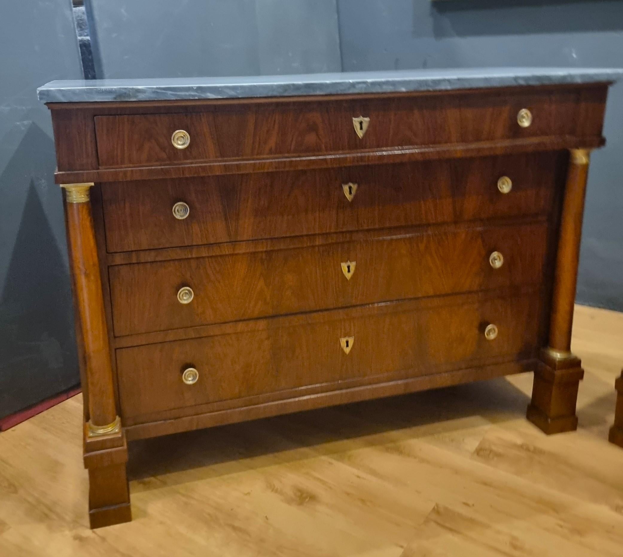 Pareja de cómodas Imperio 1810 de nogal con tapa de mármol Early 19th Century en venta