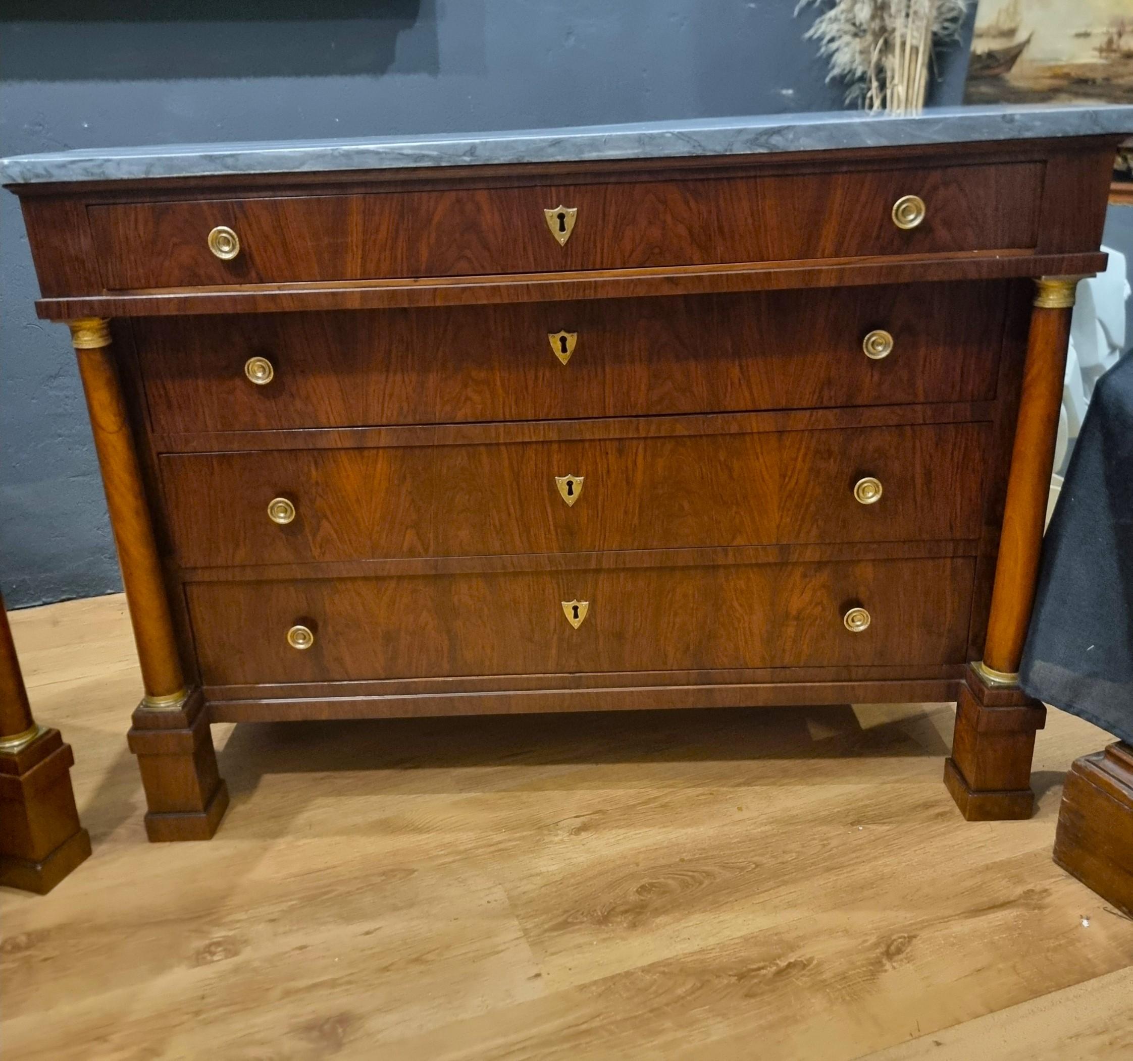Pareja de cómodas Imperio 1810 de nogal con tapa de mármol en venta 1