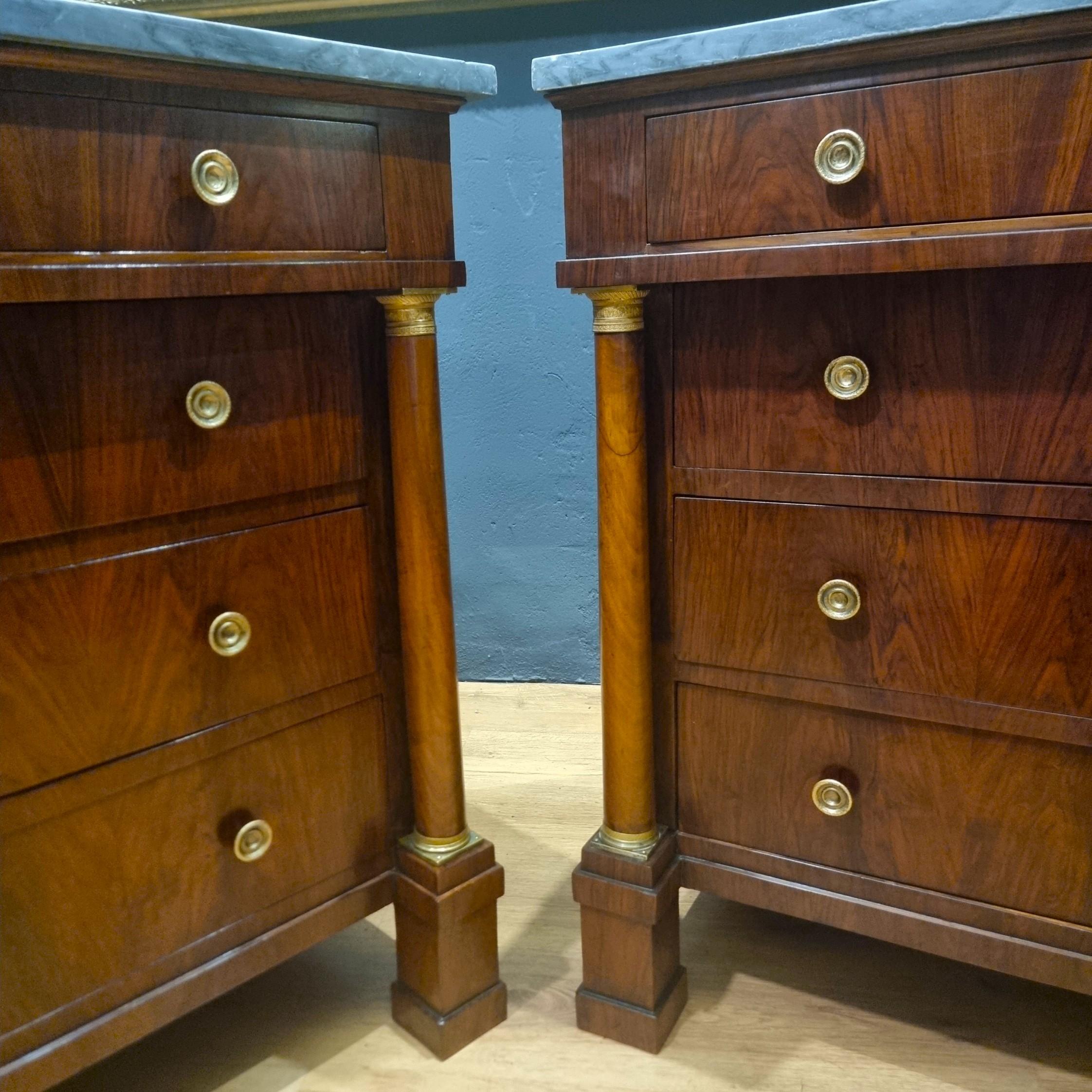 Pareja de cómodas Imperio 1810 de nogal con tapa de mármol en venta 2
