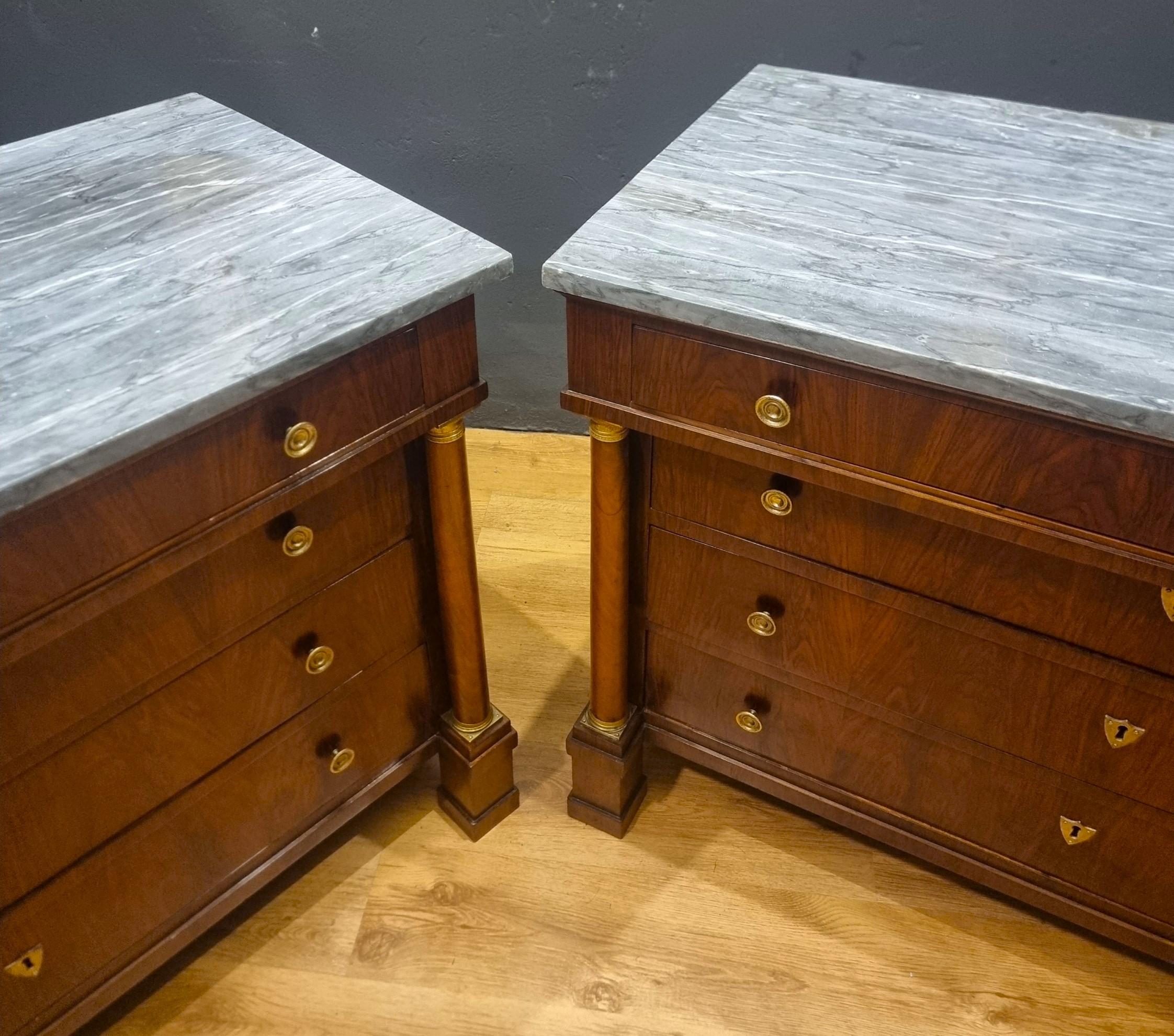 Pareja de cómodas Imperio 1810 de nogal con tapa de mármol en venta 3