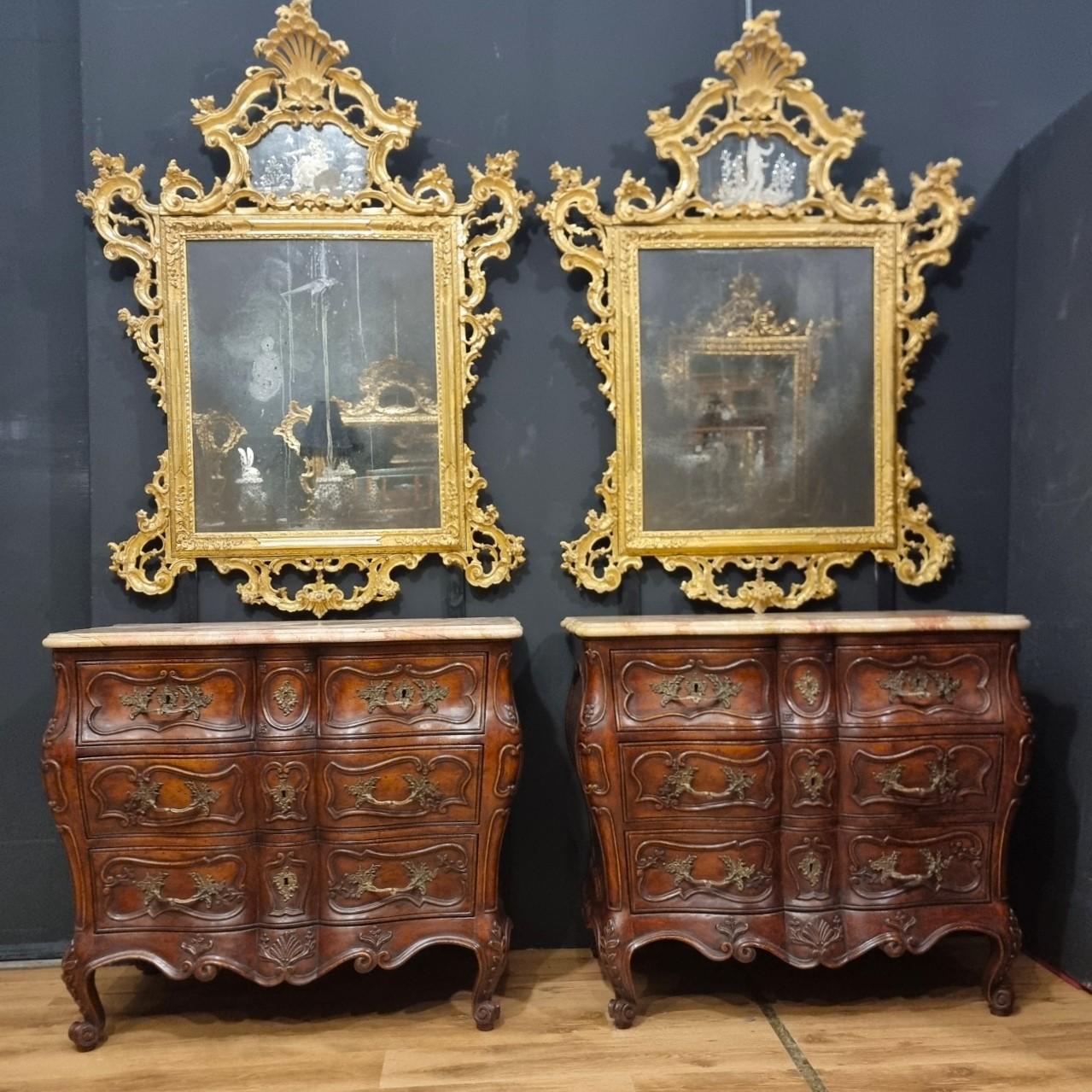 Eleganza cassettoni provenzali dal Fascino Intramontabile

Questa coppia di cassettoni in noce massello, realizzata in stile Luigi XV e datata ai primi del ’900, rappresenta una raffinata espressione dell’artigianato provenzale di alta epoca.