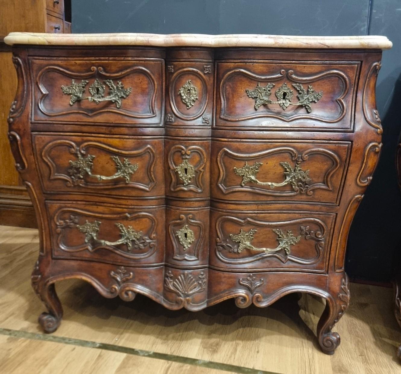 French Coppia di cassettoni in noce provenzali 900 stile Luigi XV in vendita