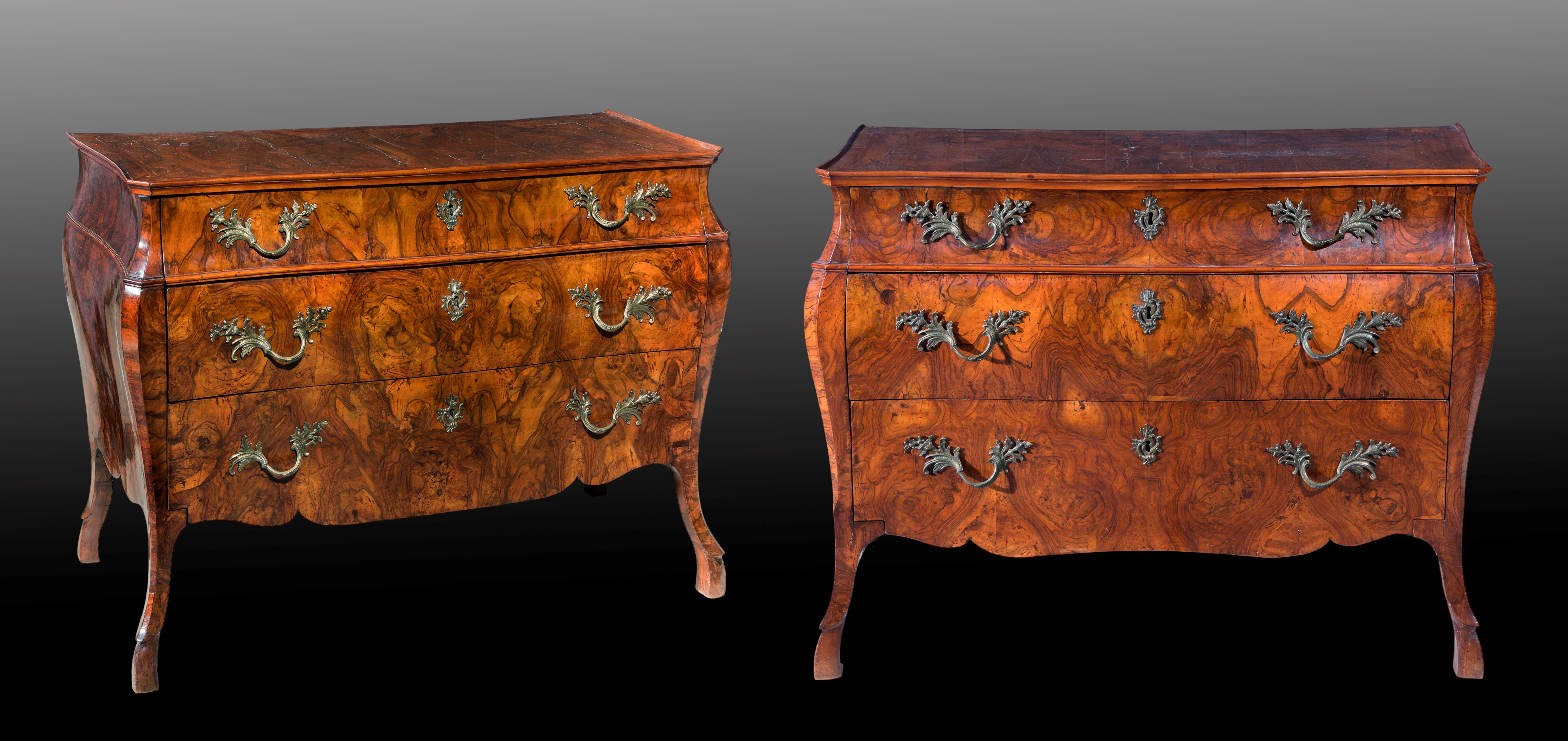 Pair of walnut-root panelled chests of drawers, Lombardy, second half of the 18th century,
front with three drawers without crossbars, moved apron, slightly moved legs and goat's hoof feet, 85x116x56 cm