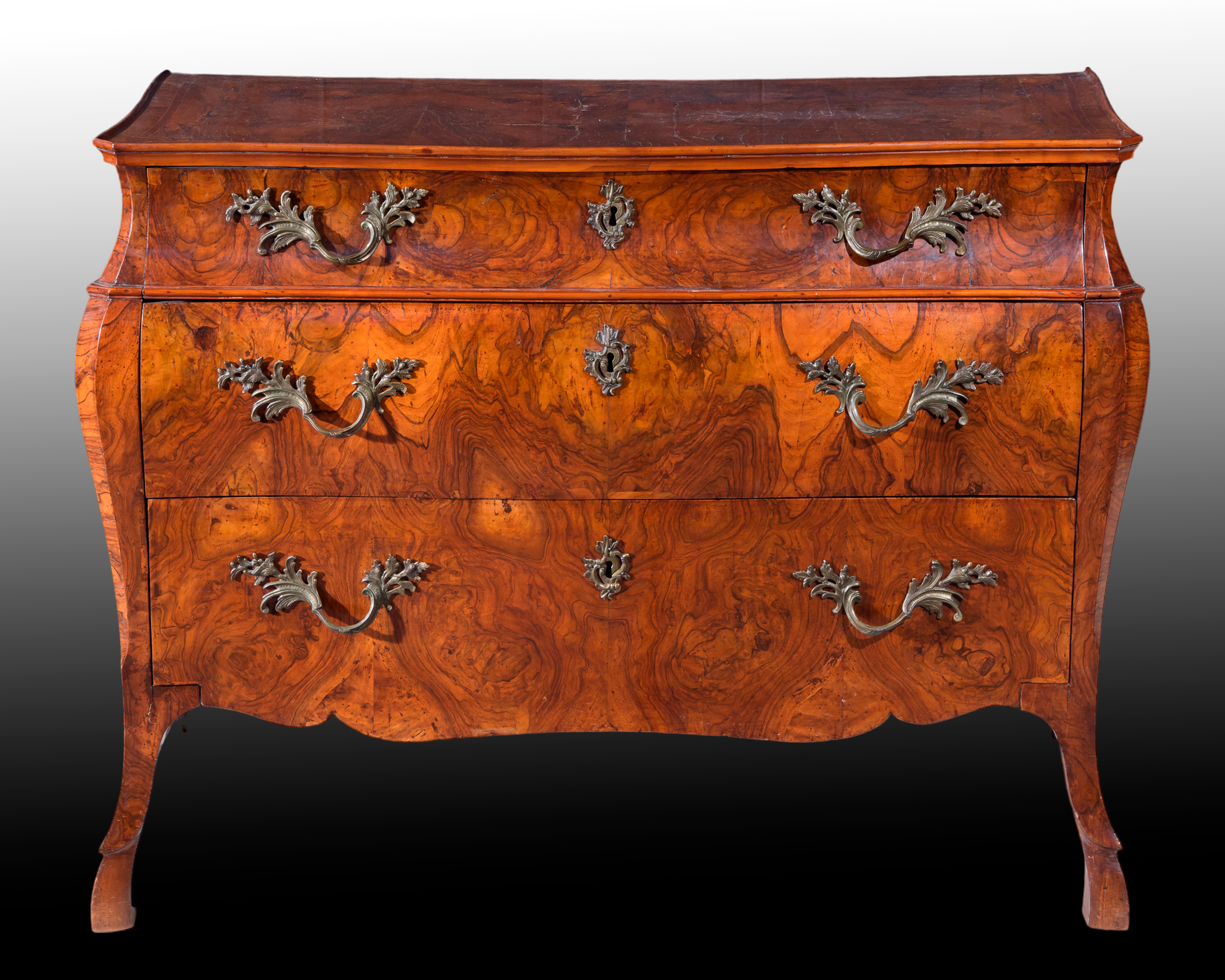 Louis XVI Pair of walnut-root panelled chests of drawers, Lombardy, 2nd half of the 18th cent For Sale