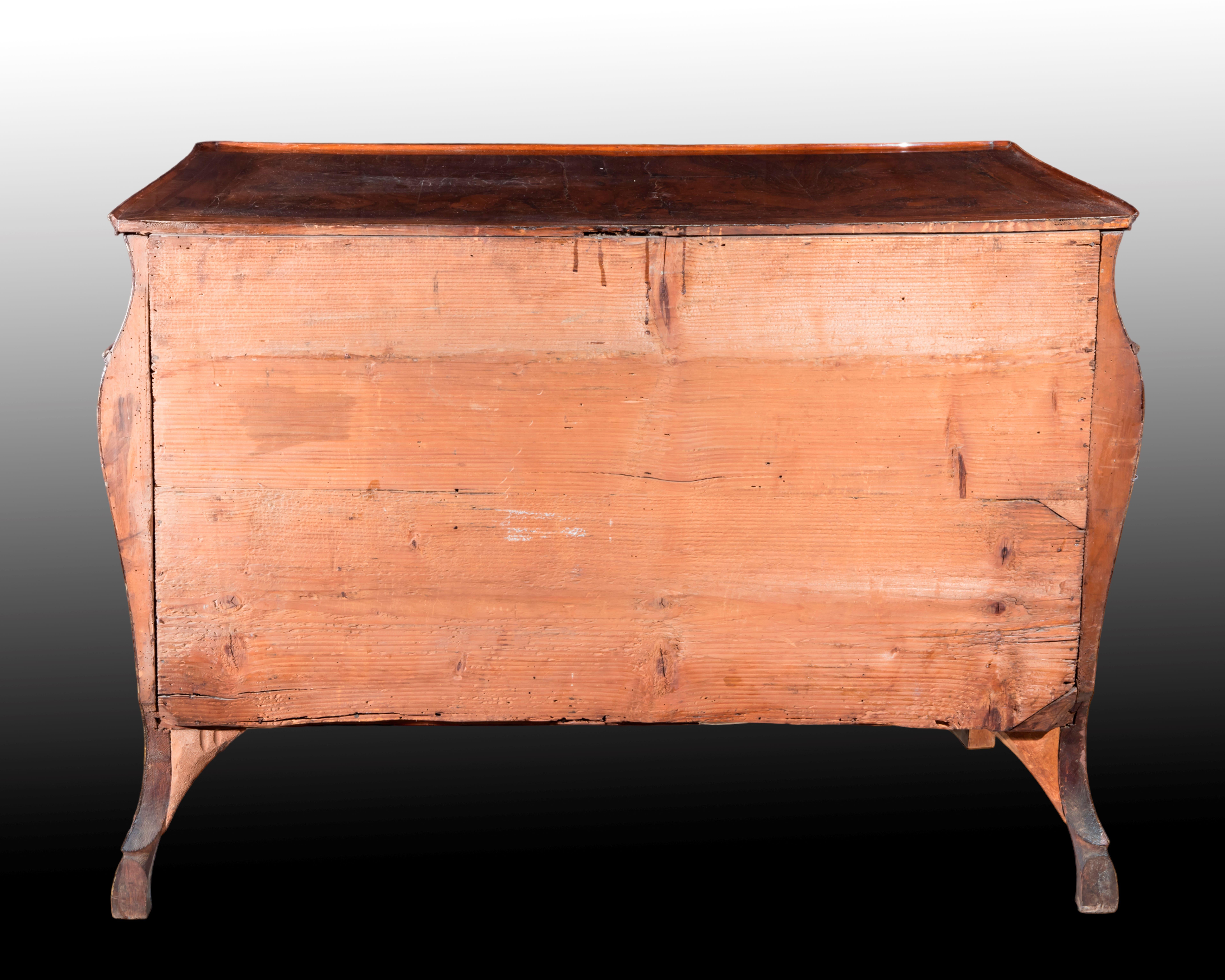 Italian Pair of walnut-root panelled chests of drawers, Lombardy, 2nd half of the 18th cent For Sale