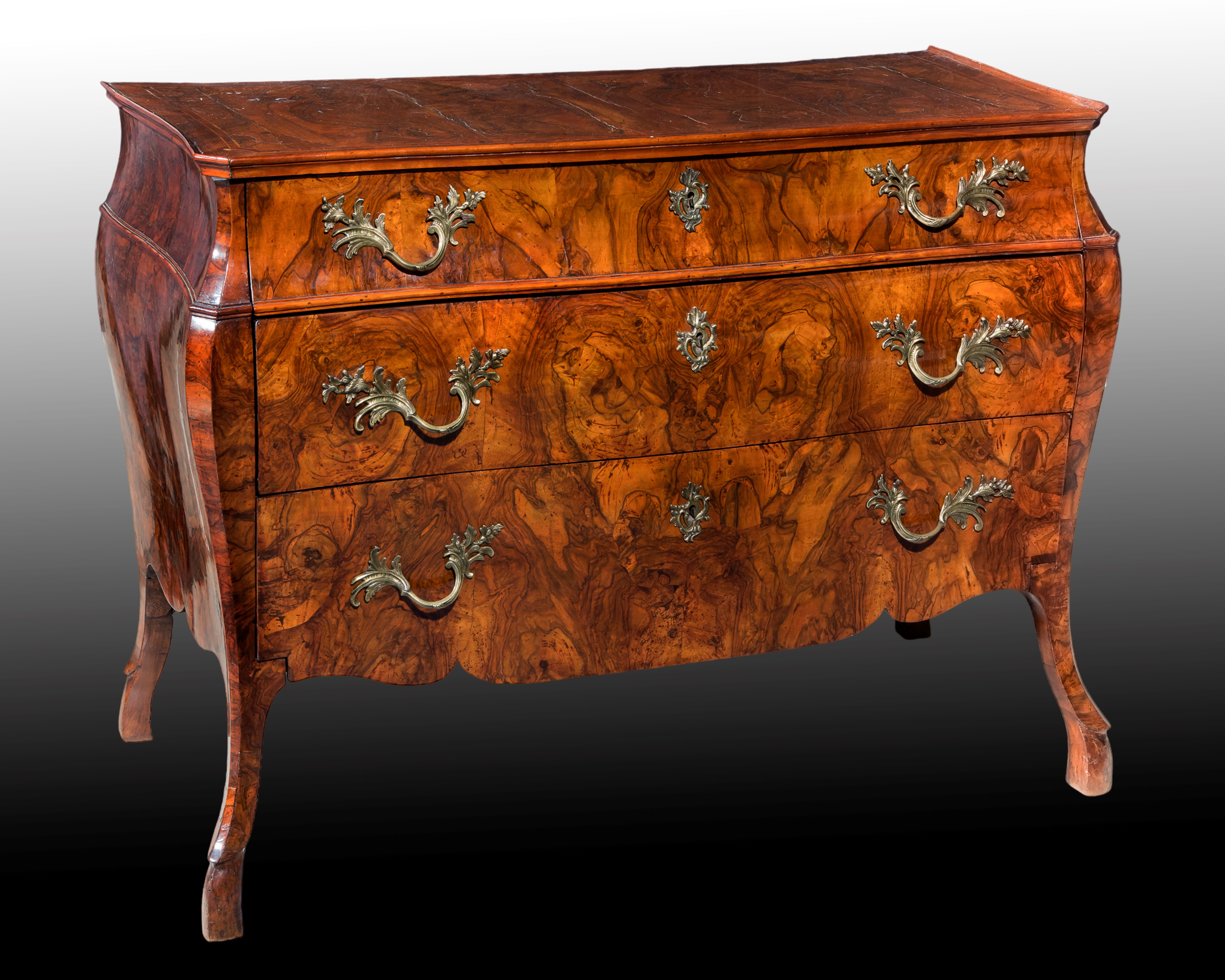 Pair of walnut-root panelled chests of drawers, Lombardy, 2nd half of the 18th cent In Good Condition For Sale In Milano, IT