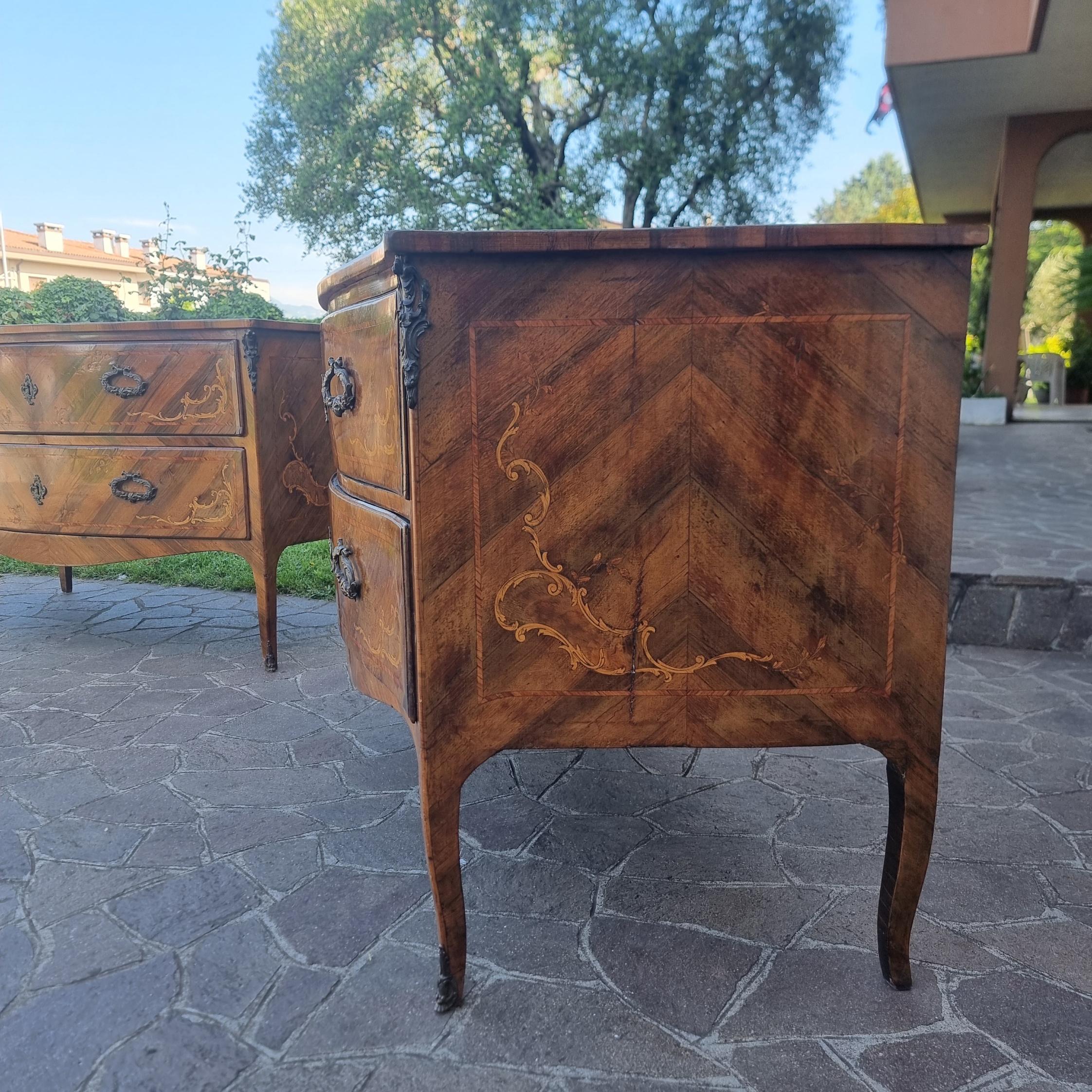 Coppia di cassettoni Lombardi noce del 700 con intarsi bois de rose en vente 3