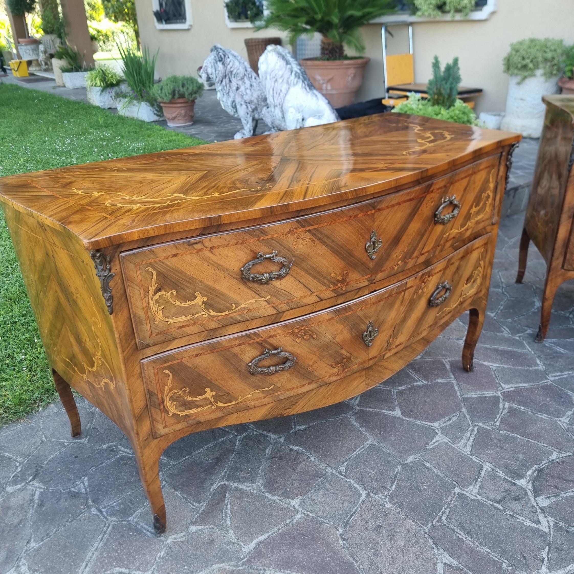 Coppia di cassettoni Lombardi noce del 700 con intarsi bois de rose en vente 4