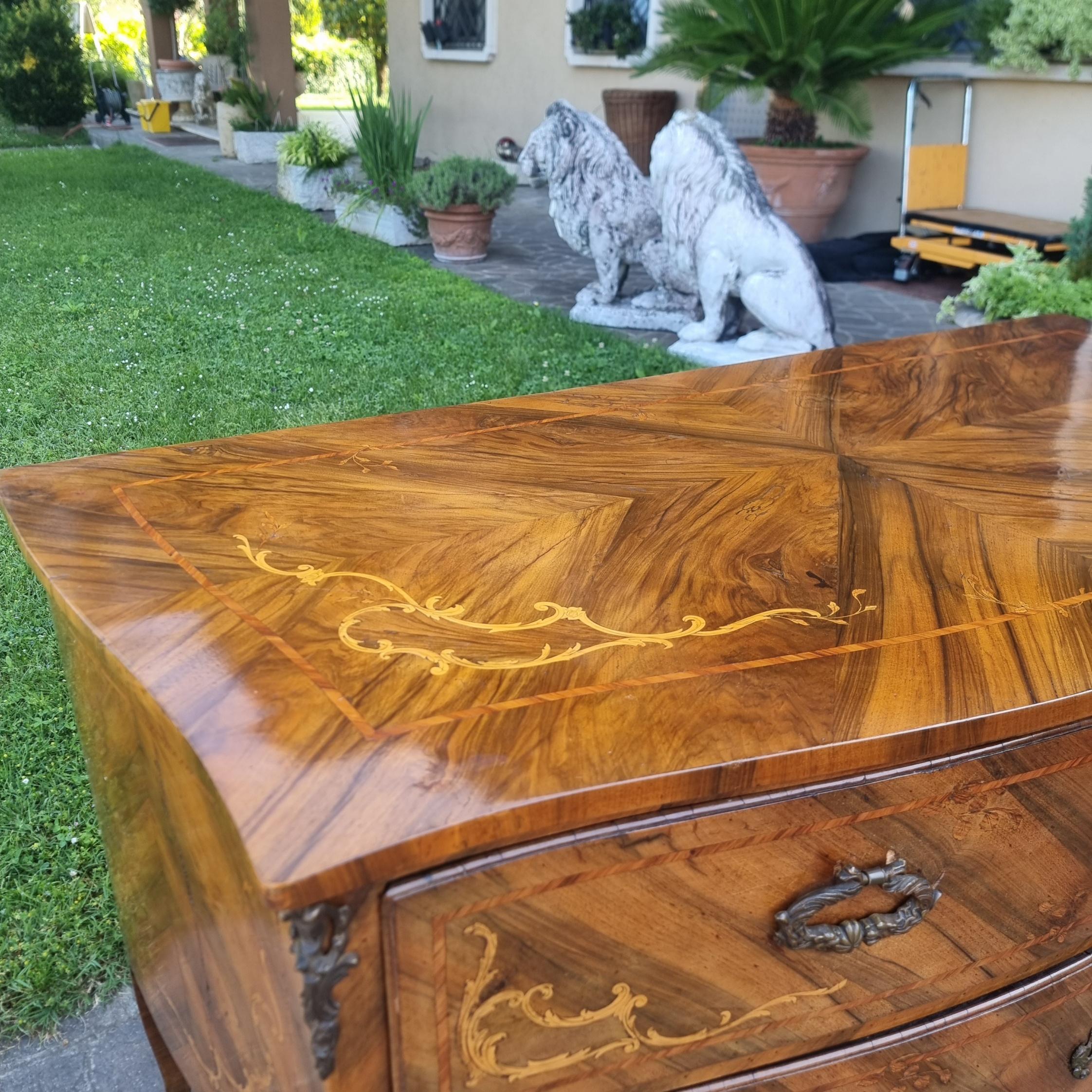 Coppia di cassettoni Lombardi noce del 700 con intarsi bois de rose en vente 5
