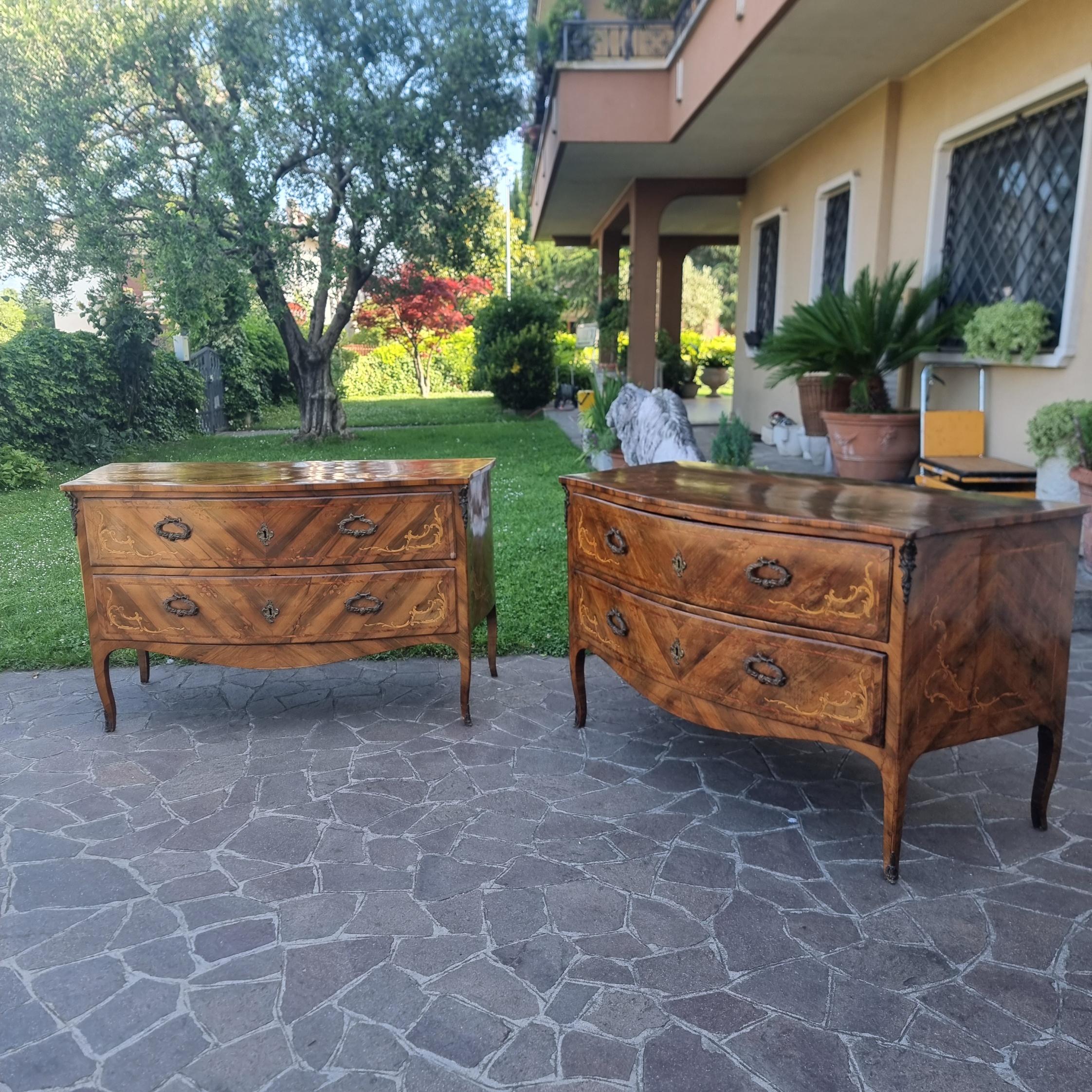 Eleganza senza tempo del Settecento lombardo

Questa straordinaria coppia di cassettoni lombardi del XVIII secolo rappresenta un'autentica testimonianza dell'eccellenza artigianale dell’epoca. Realizzati in noce massello, spiccano per la raffinata