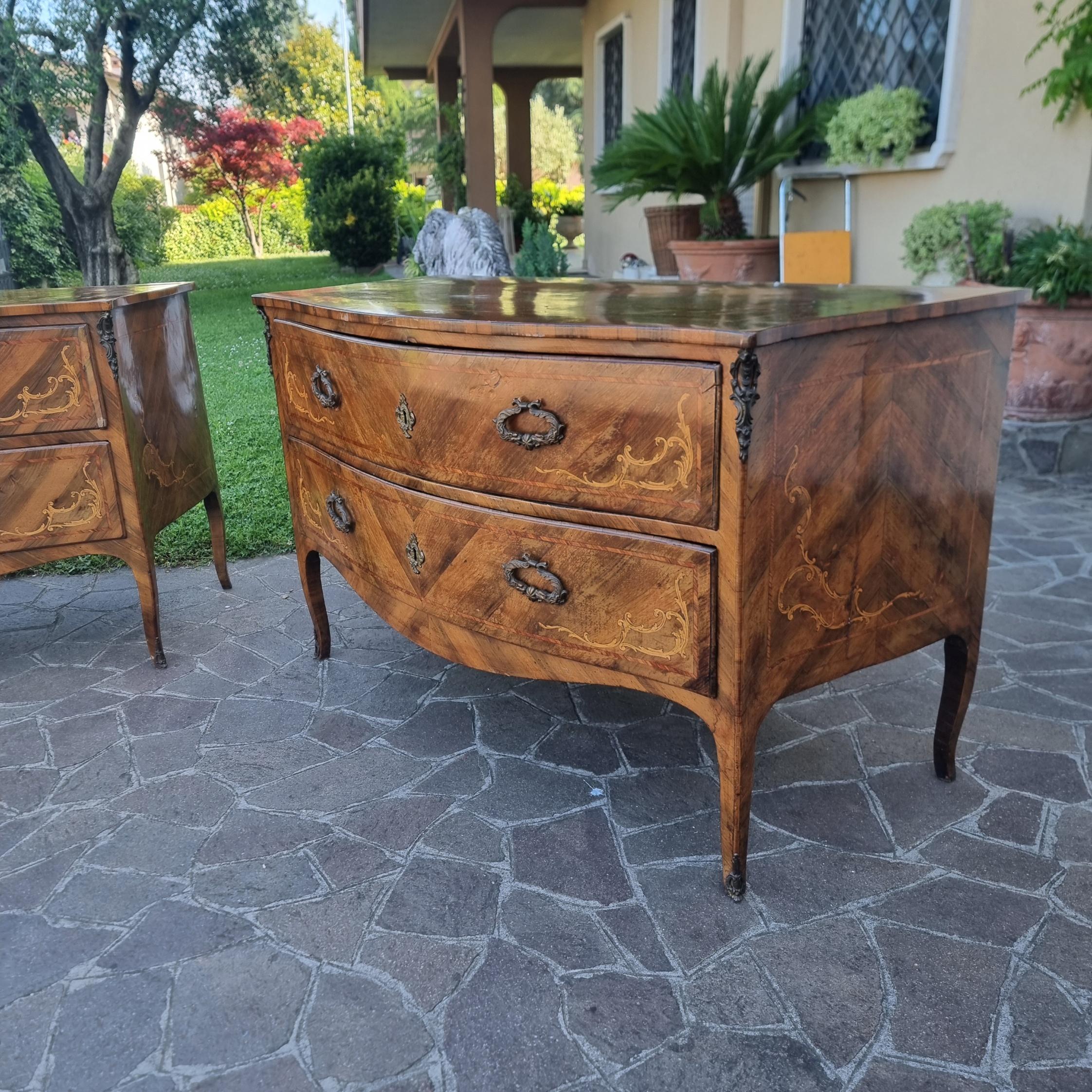 Directoire Coppia di cassettoni Lombardi noce del 700 con intarsi bois de rose en vente