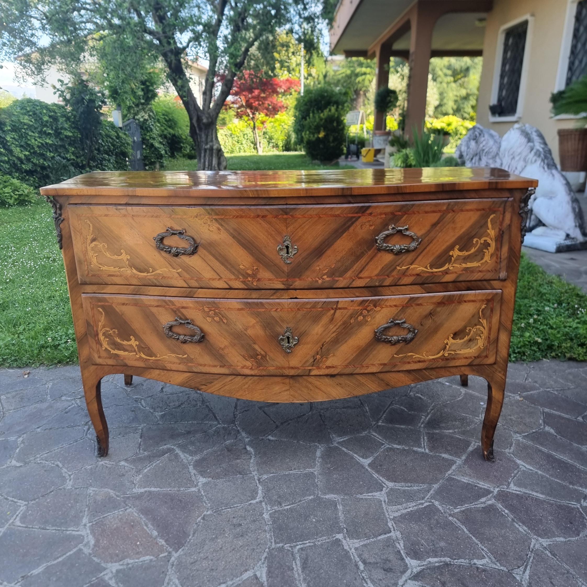 Italian Coppia di cassettoni Lombardi noce del 700 con intarsi bois de rose en vente