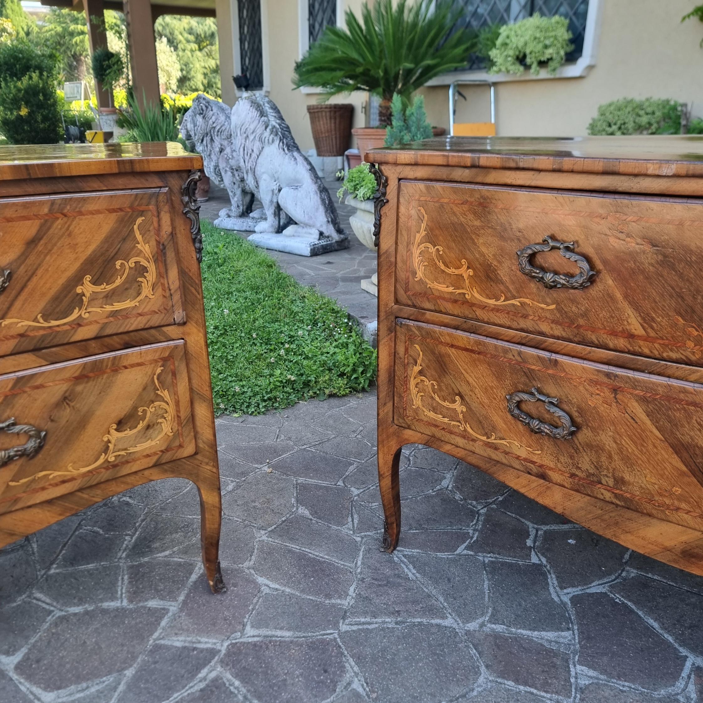Coppia di cassettoni Lombardi noce del 700 con intarsi bois de rose Bon état - En vente à Villa Verucchio, Emilia-Romagna