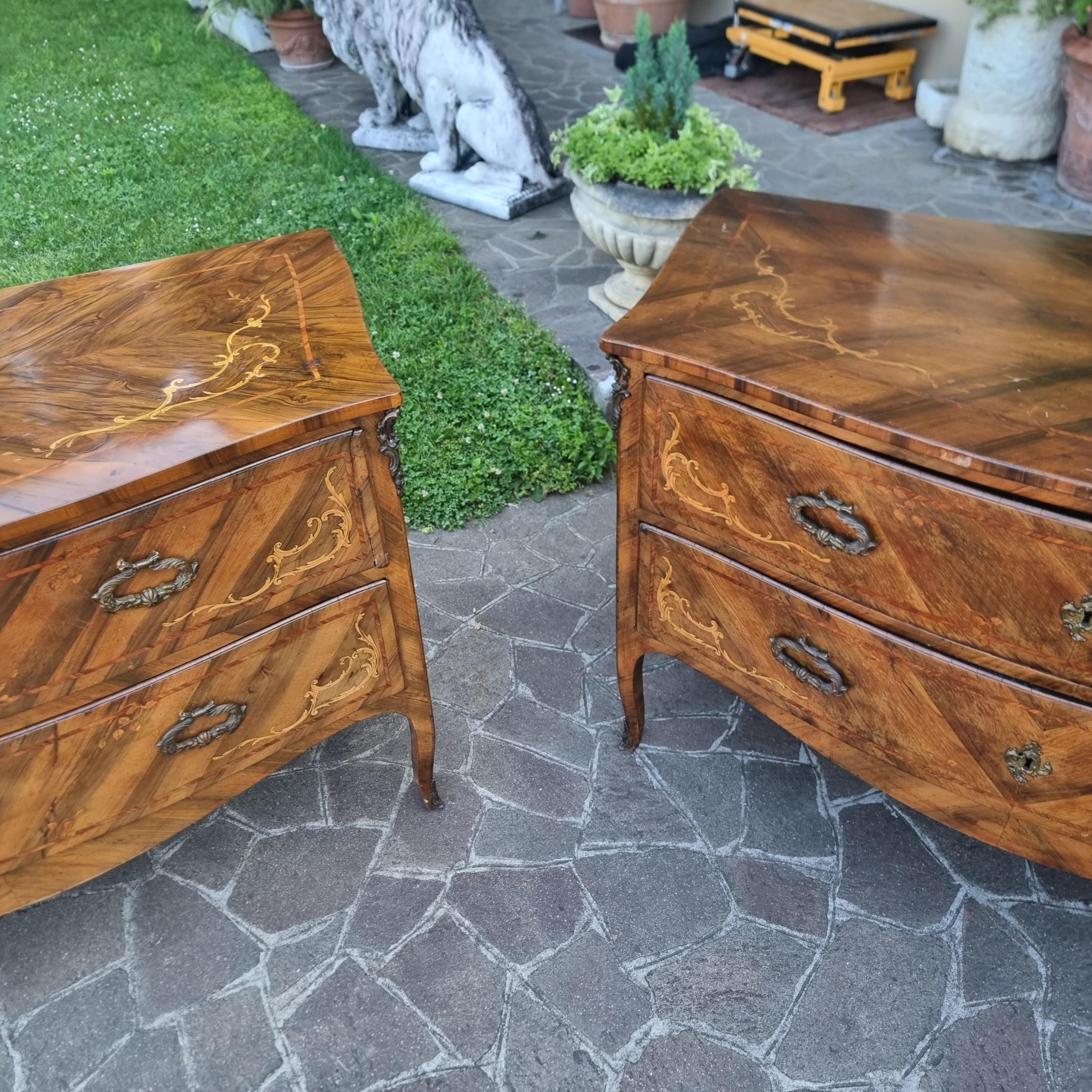 18th Century and Earlier Coppia di cassettoni Lombardi noce del 700 con intarsi bois de rose en vente