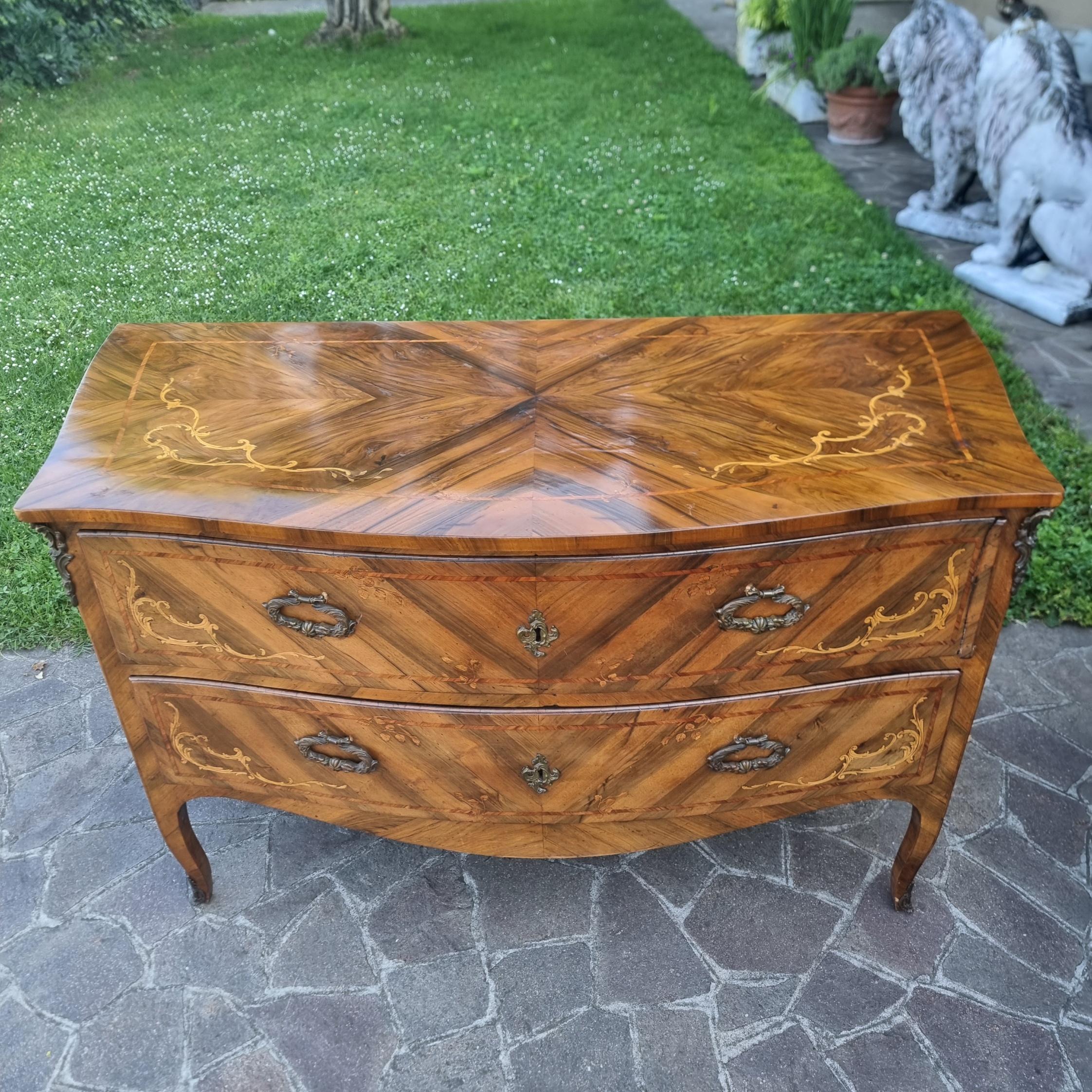 Noyer Coppia di cassettoni Lombardi noce del 700 con intarsi bois de rose en vente