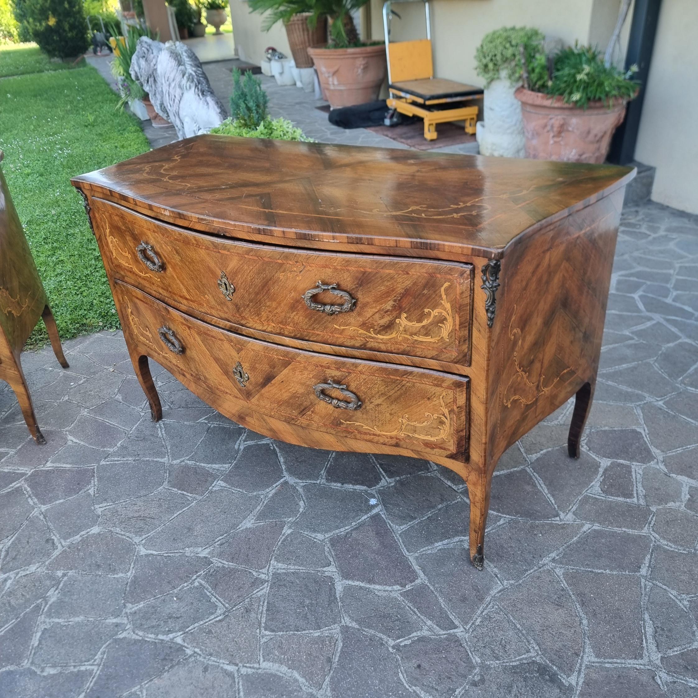 Coppia di cassettoni Lombardi noce del 700 con intarsi bois de rose en vente 1